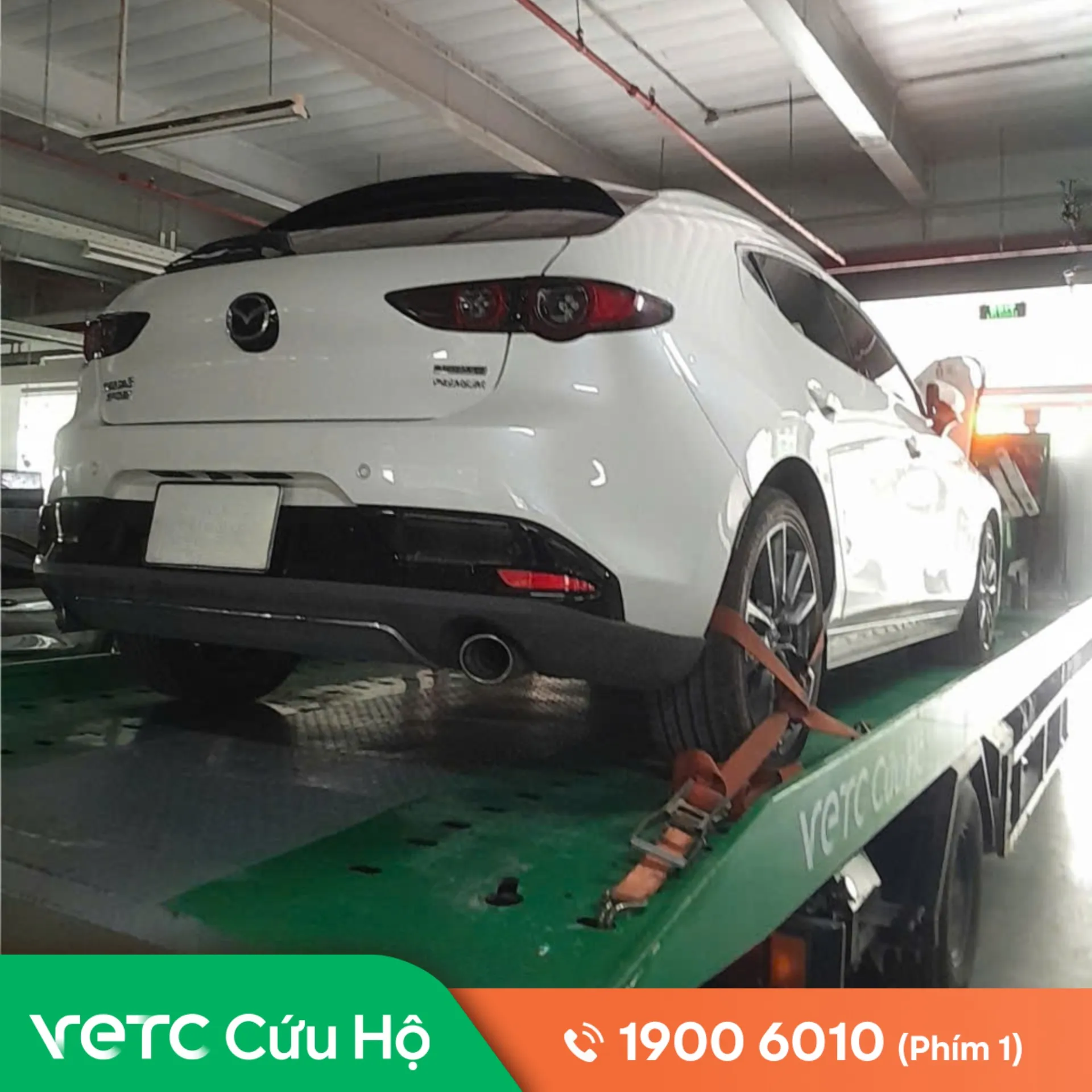 Xe tôi bị hỏng hệ thống lái ngay gần khu vực cảng, xung quanh toàn xe container lớn chạy qua rất nguy hiểm
