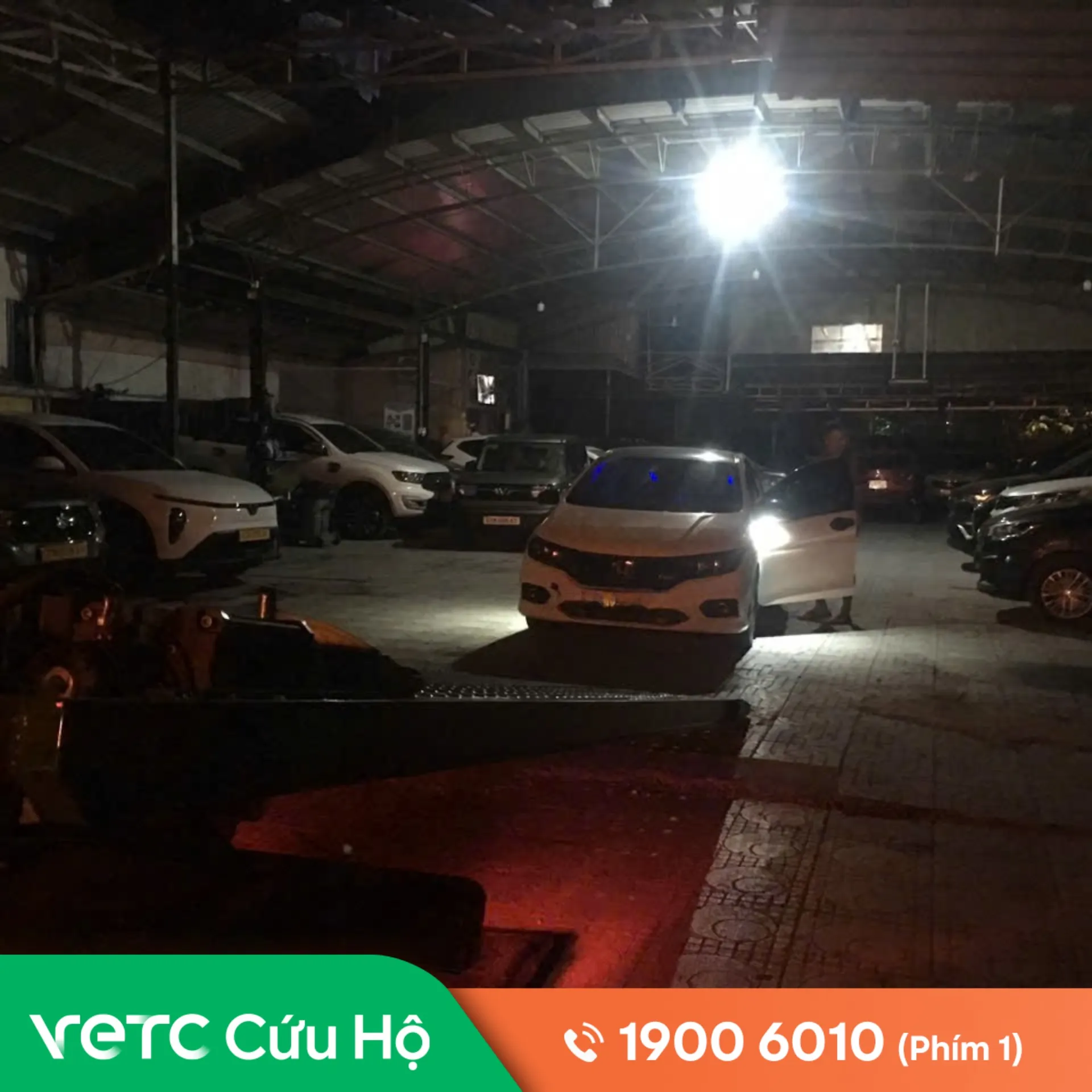Xe sập gầm ở đường biên giới lúc trời mưa