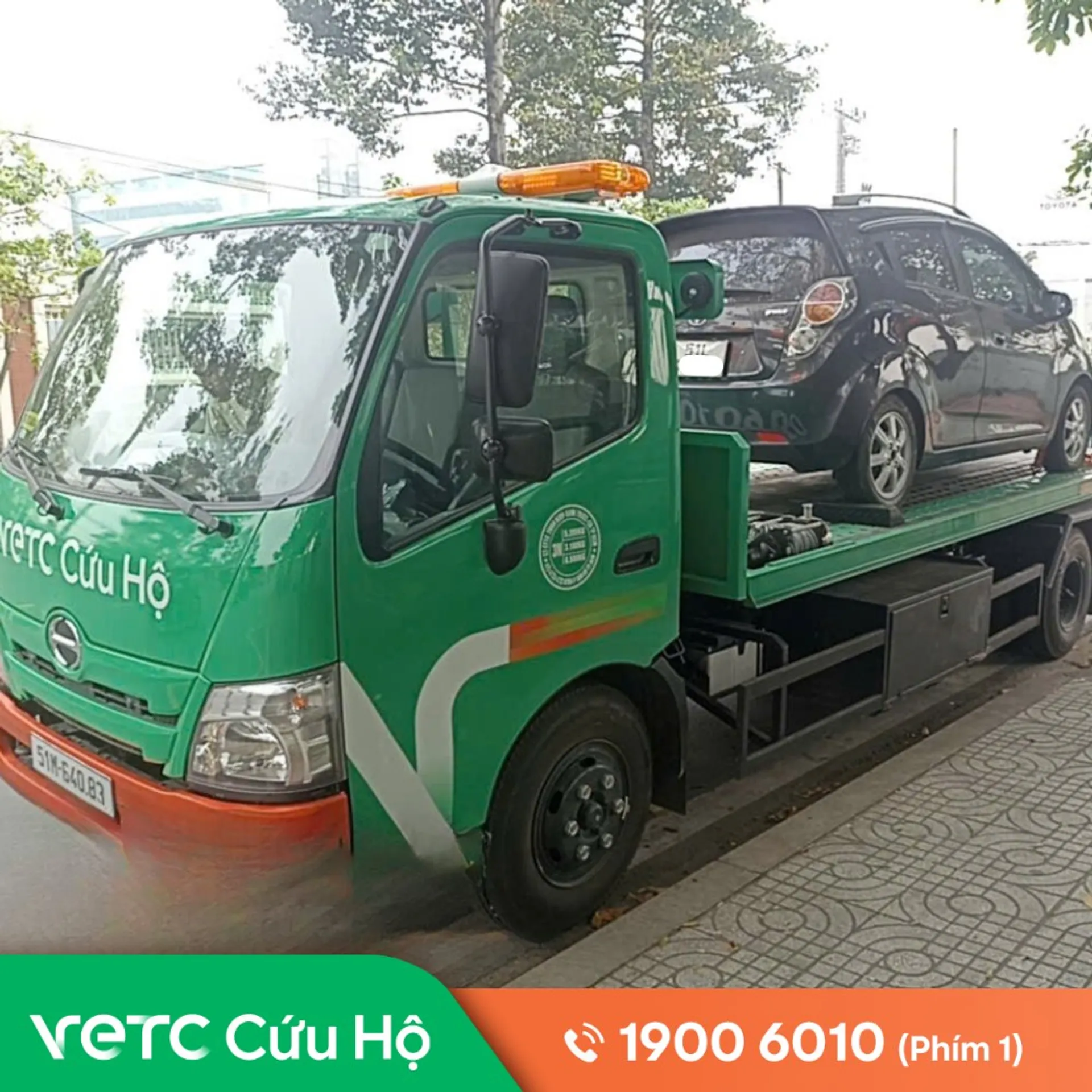 Gặp tình huống nổ lốp tại dốc cầu Calmette vào giờ cao điểm
