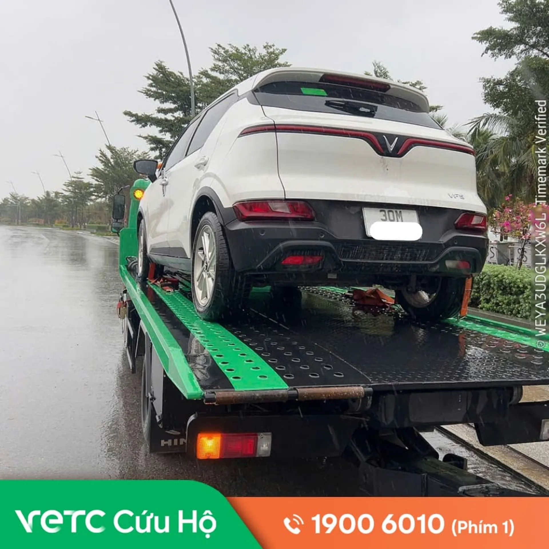 Va chạm hỏng két nước trên QL1A, xe nằm đường