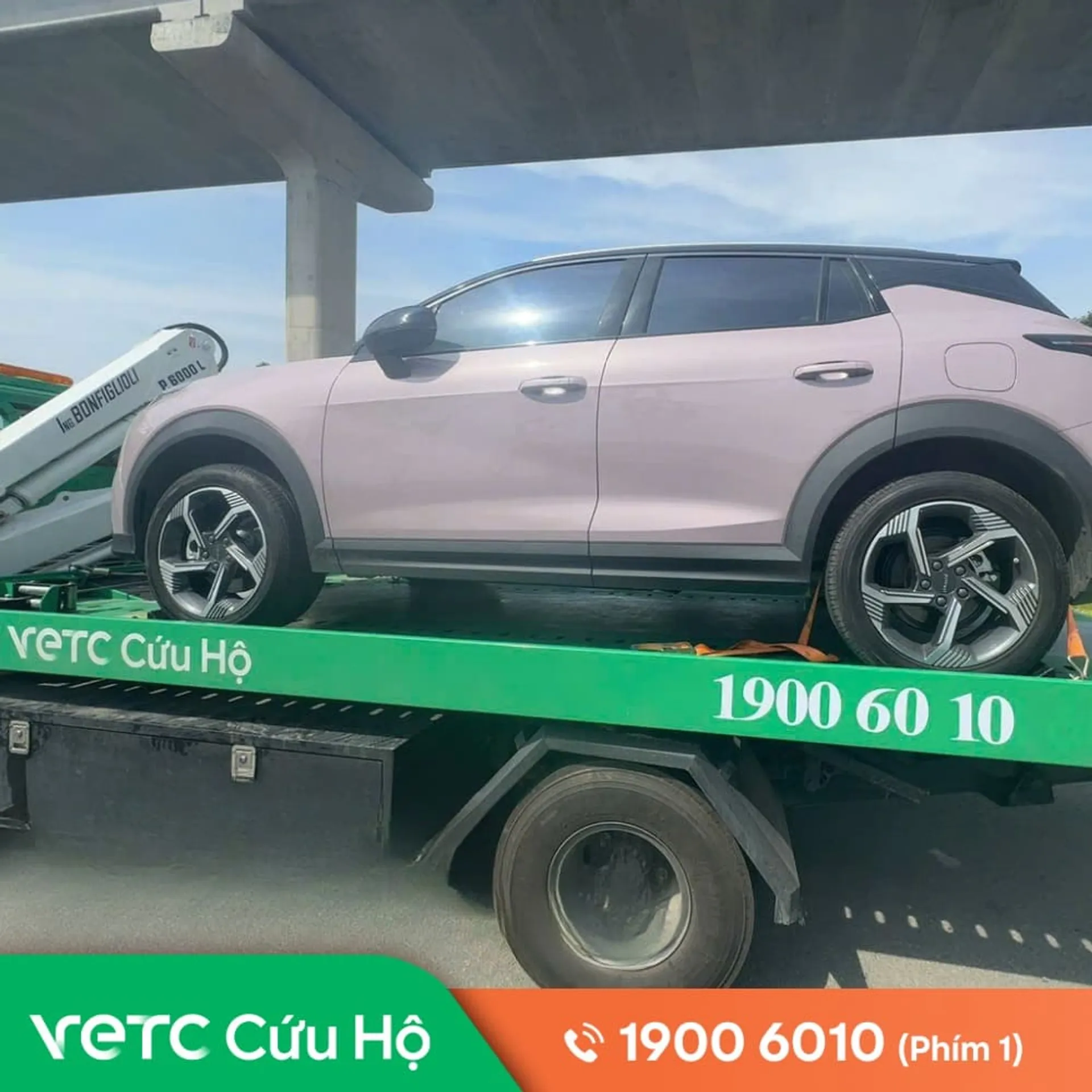 Hỏng két nước bốc khói xe lúc đêm vắng trên đường mòn