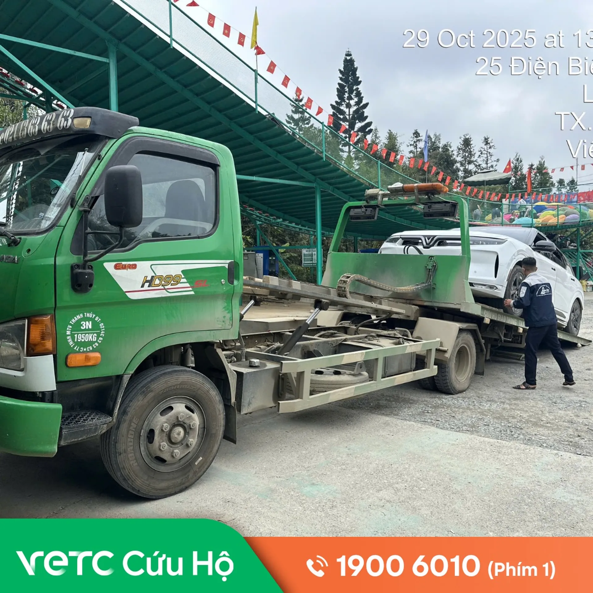 Va chạm hỏng két nước, xe nằm im.