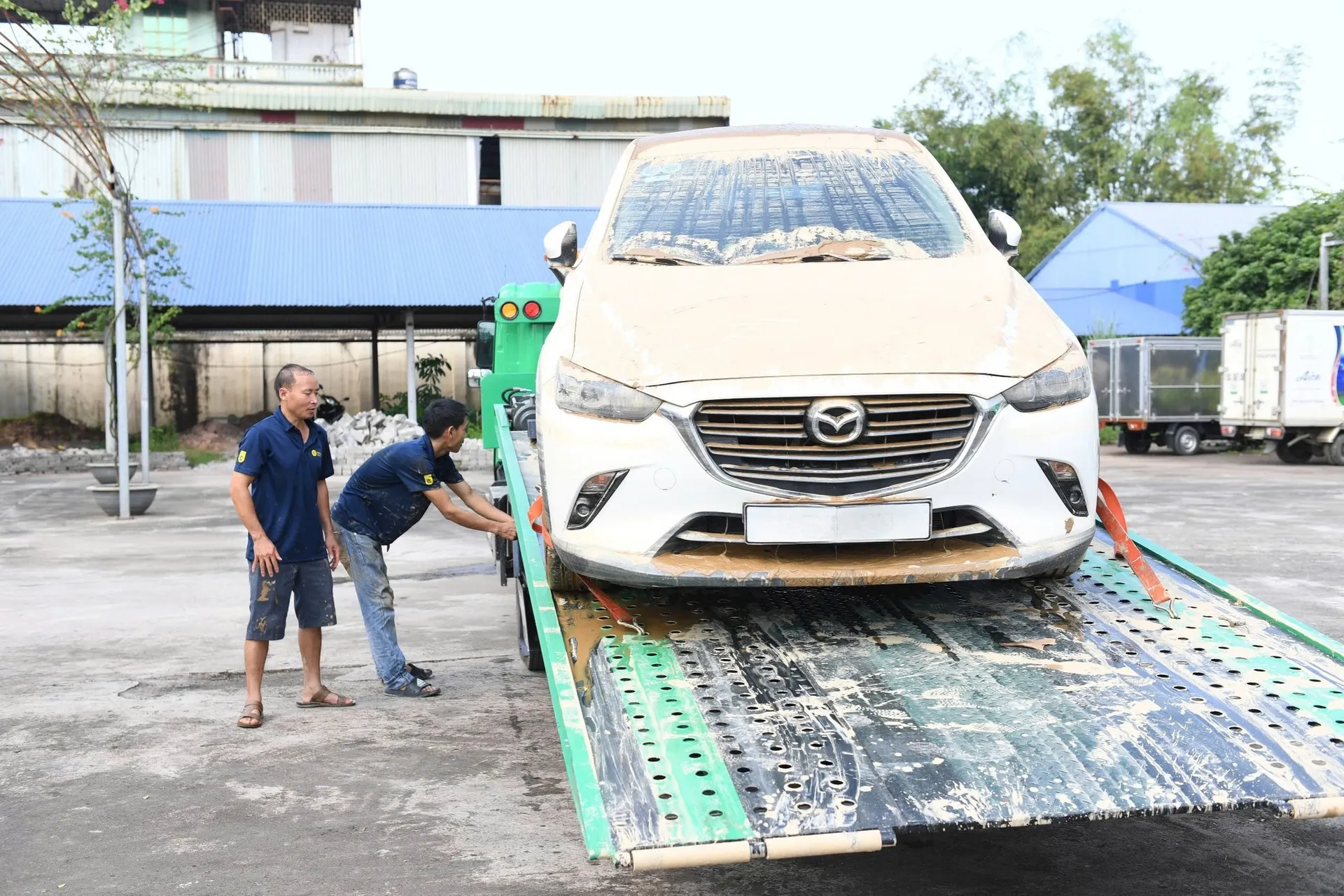 Xe sa lầy ngay đoạn đường đất đỏ sau mưa lớn
