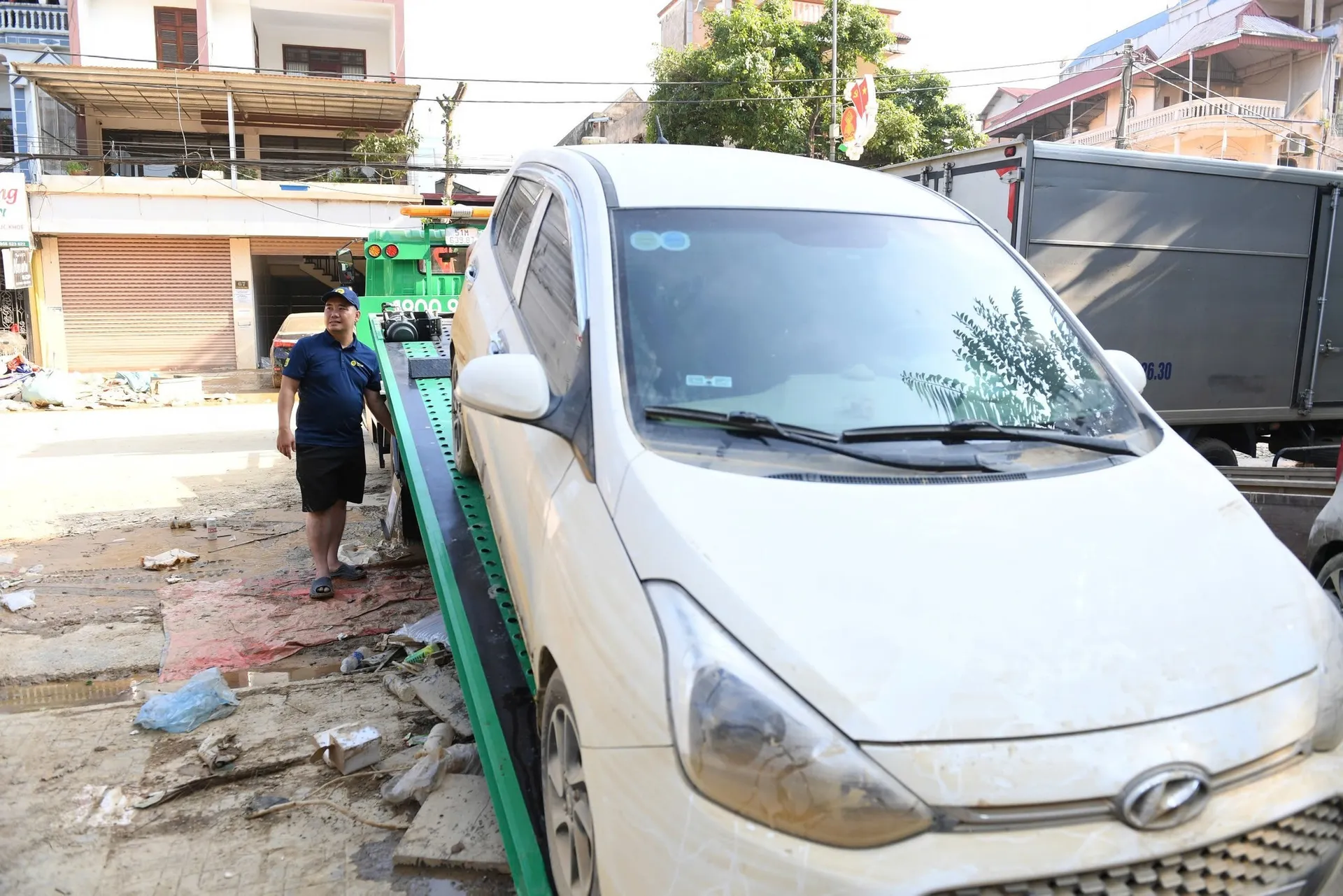 Xe con bị chết máy ngay trên cao tốc đoạn qua Văn Yên lúc nửa đêm.