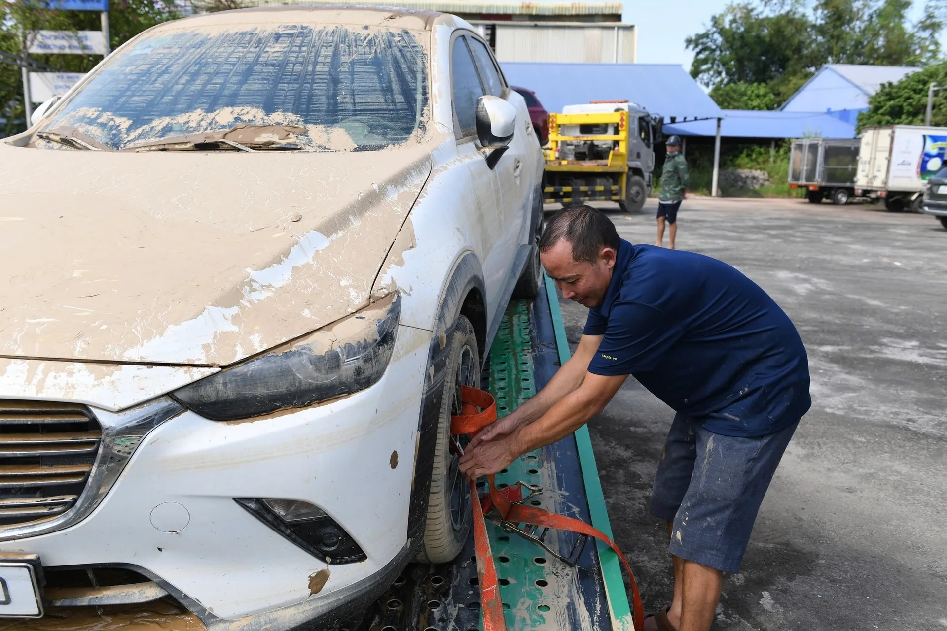 Xe bị nổ lốp ngay đoạn đường đất đang thi công