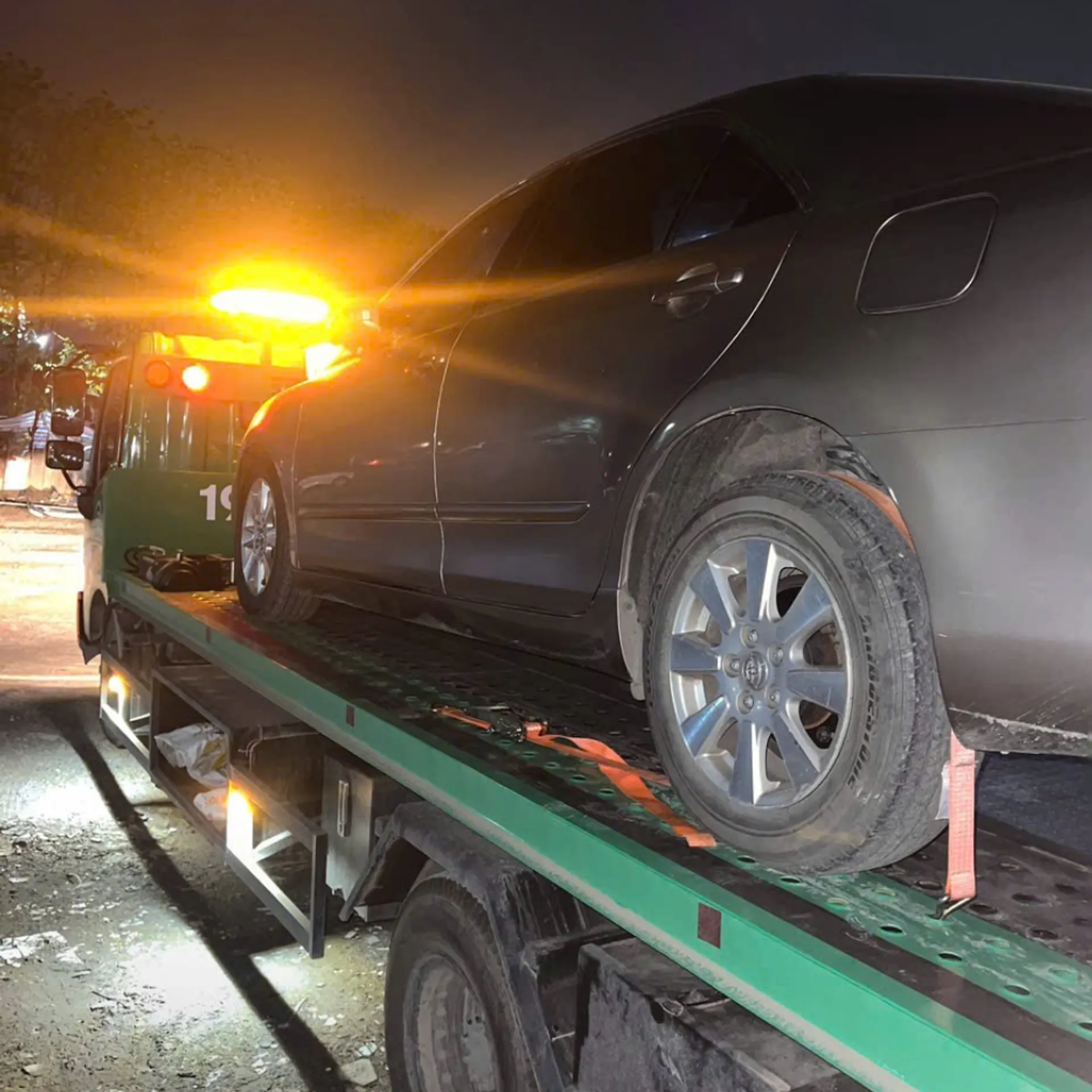 Xe tải sự cố đêm khuya ở Nhật Tân