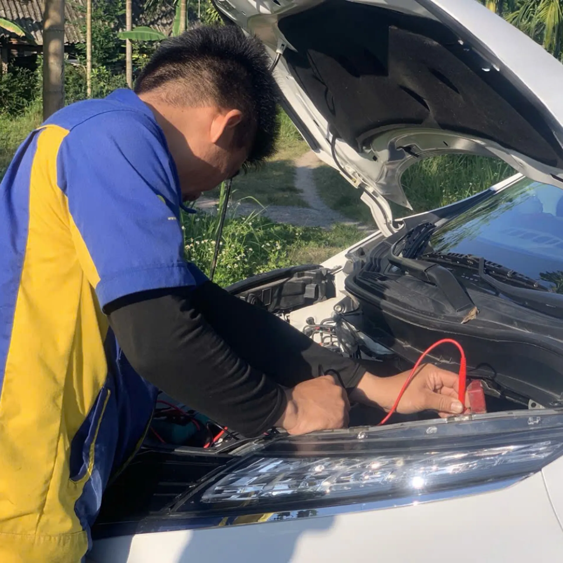 Thợ đến kích bình ắc quy rất nhanh