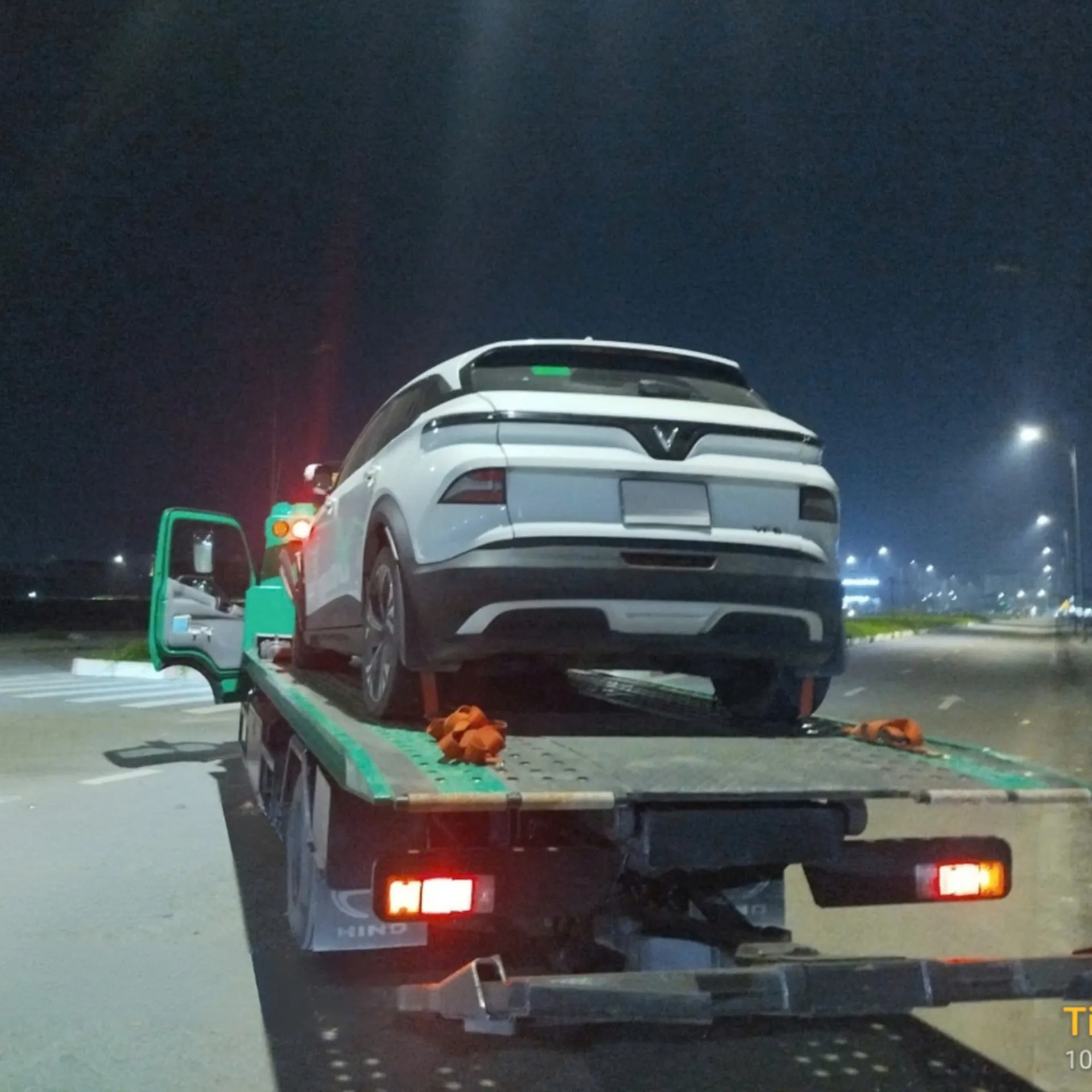 Hệ thống truyền động gặp trục trặc ngay trên QL1A, tôi đã liên hệ VETC và được hỗ trợ điều động xe cứu hộ chuyên dụng để đưa phương tiện về hãng