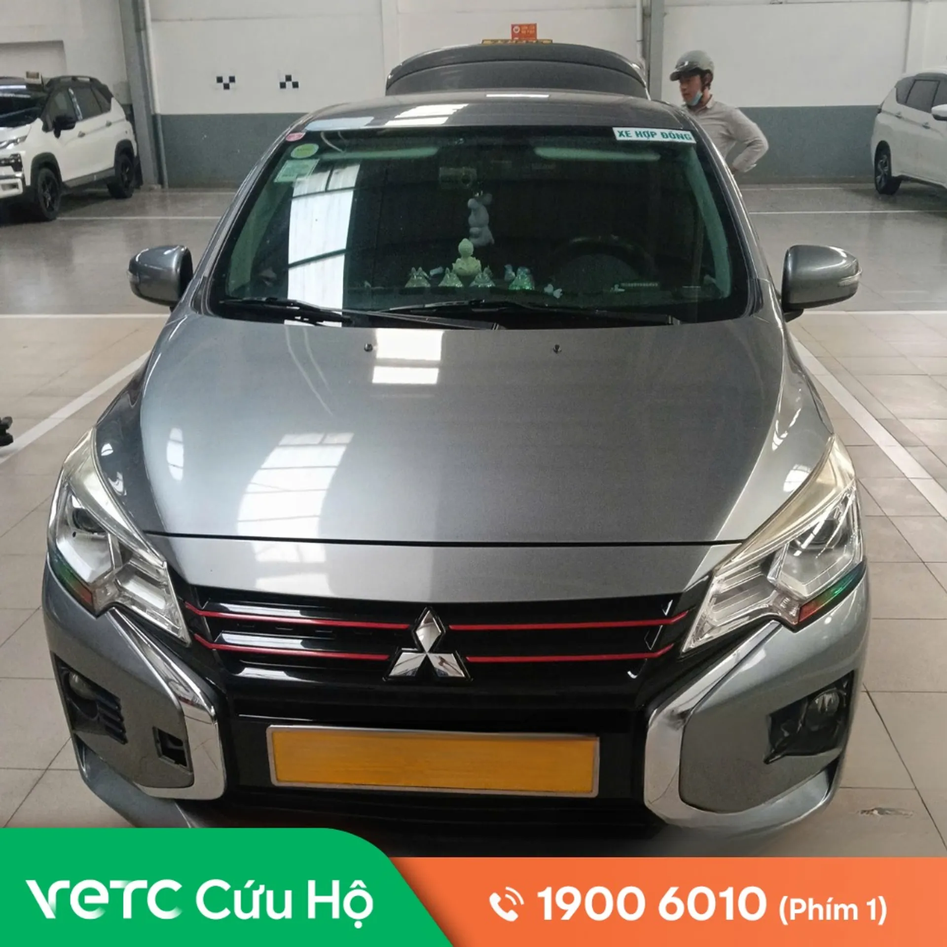 Xe hỏng hộp số nằm im một chỗ, đội VETC điều xe cứu hộ chuyên dụng tới cẩu về hãng rất cẩn thận
