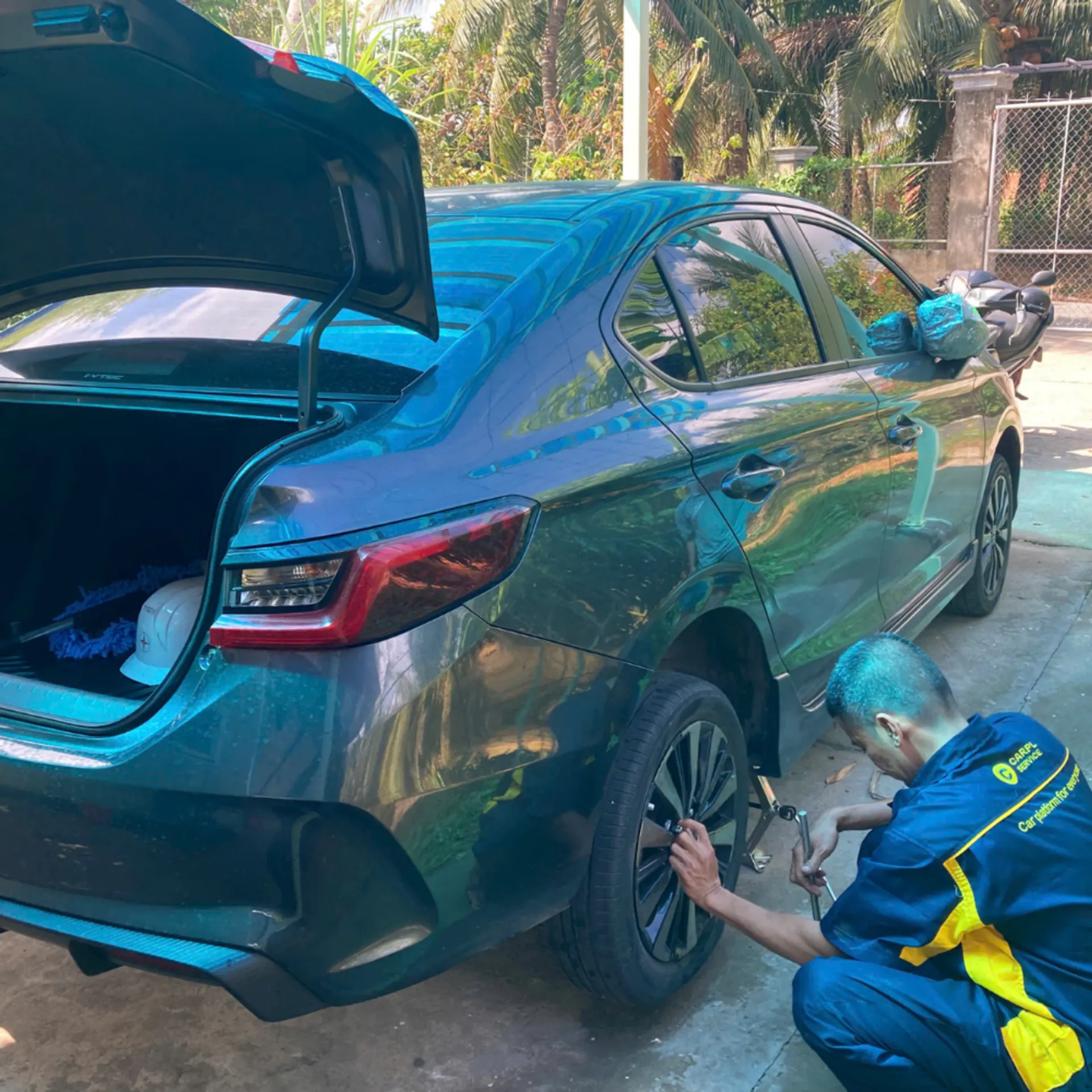 Xe gặp lỗi hệ thống phanh tay nên tôi không dám tiếp tục di chuyển trên đoạn đèo