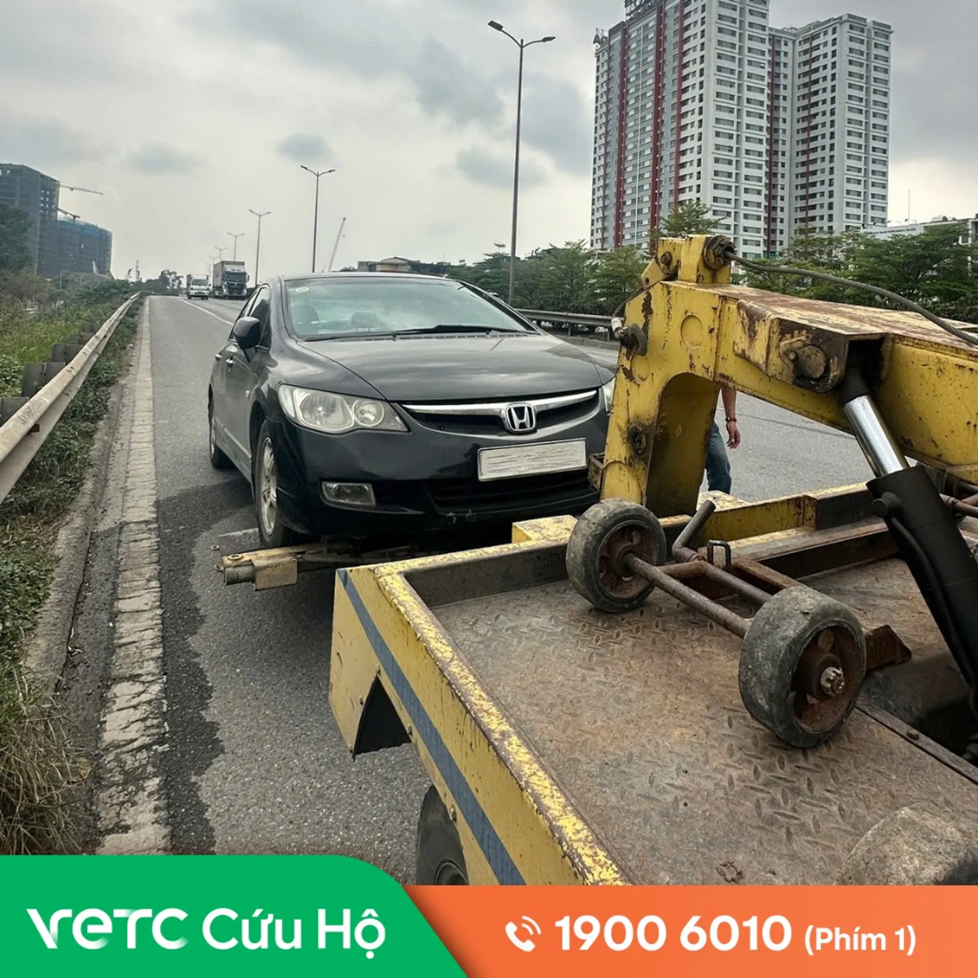 Xe chết máy do hỏng bình ngay bãi đỗ khu công nghiệp