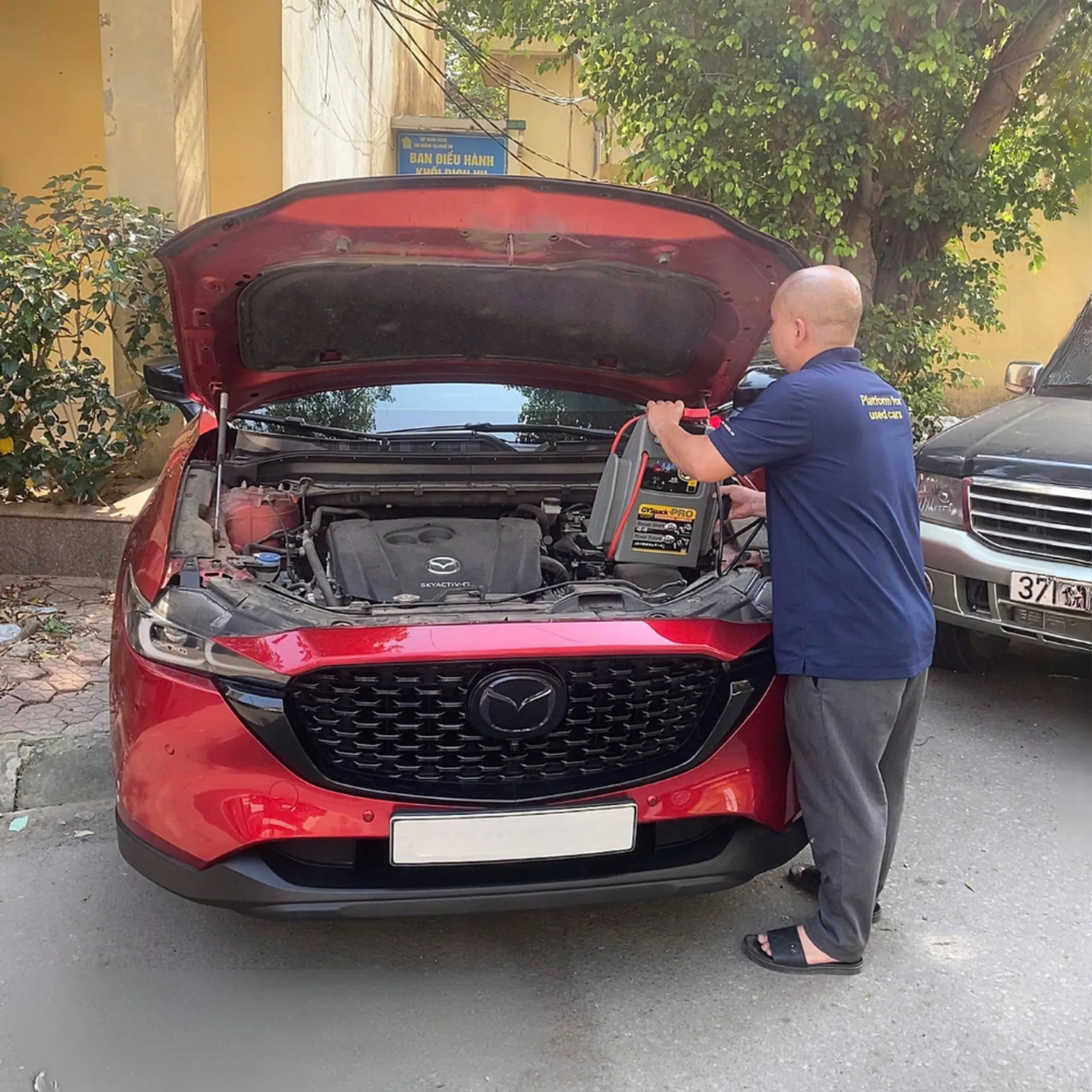 Xe con bị chết bình ngay tại khu vực di tích lịch sử lúc chuẩn bị ra về