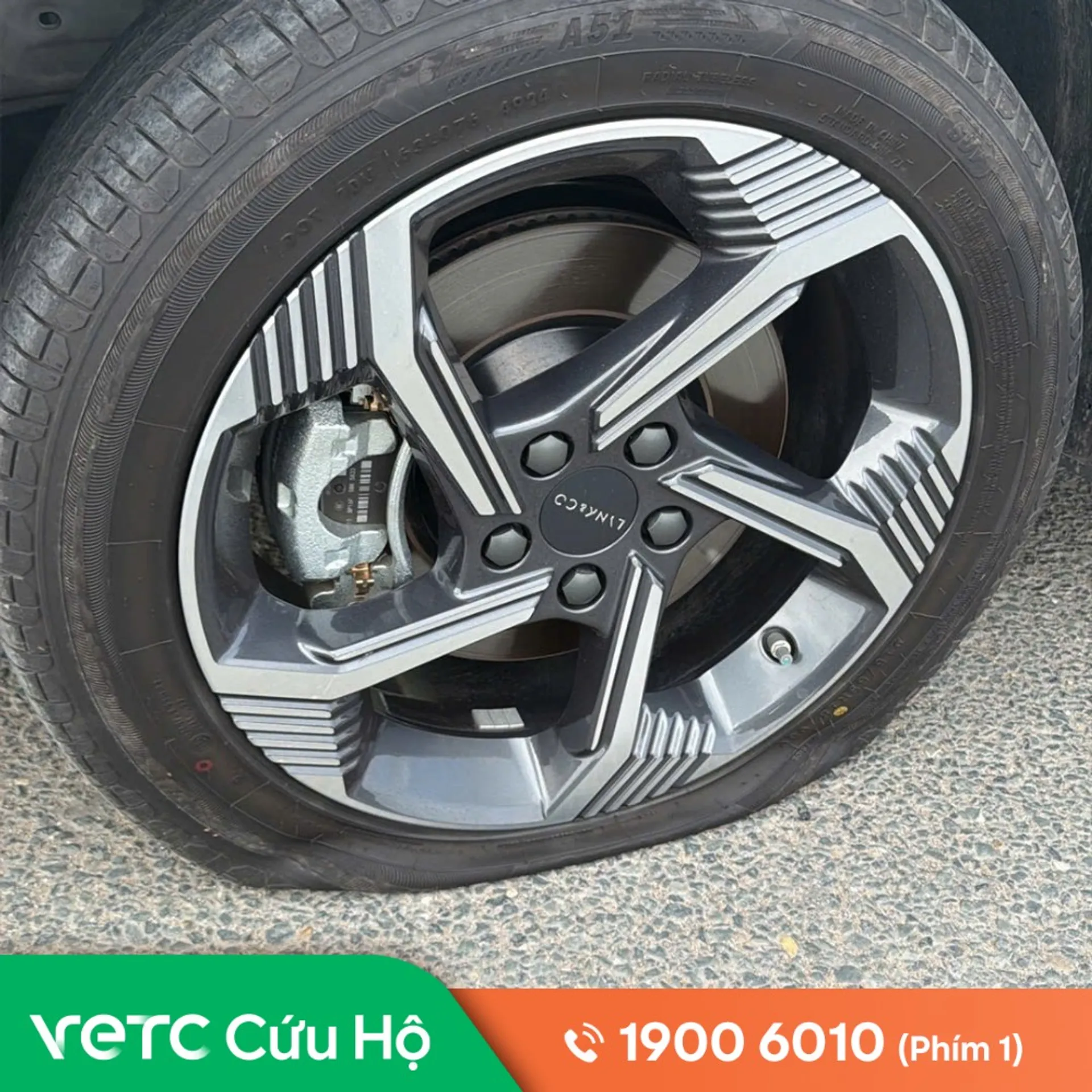 Đang chạy hàng trên QL1A đoạn Phụng Hiệp mà bị nổ lốp giữa đêm thì đúng là khó khăn