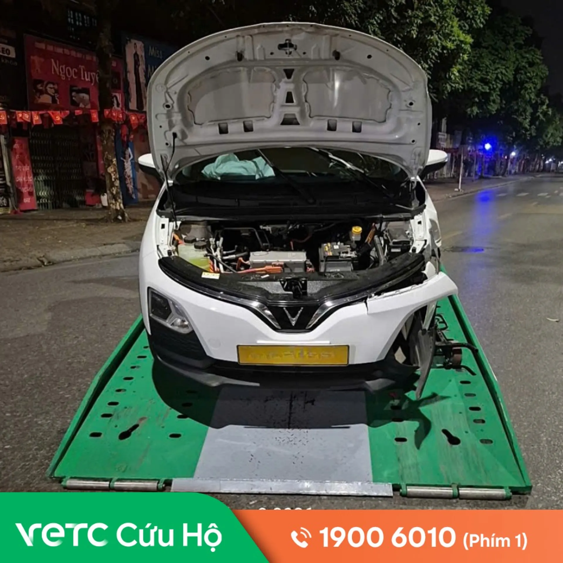 Xe chết máy ngay khu vực Chùa Dơi do hỏng bình đột ngột