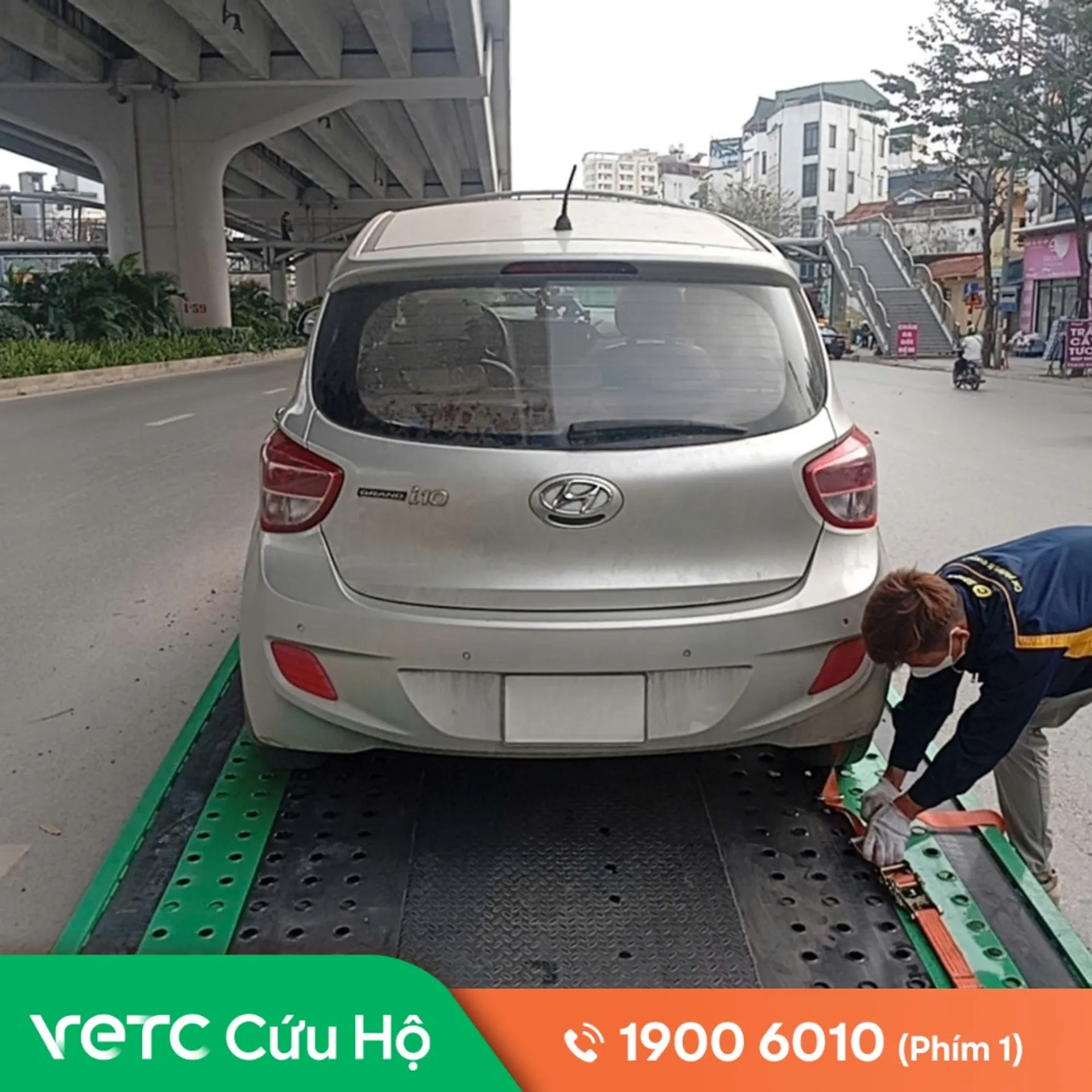 Xe bị sôi nước hệ thống làm mát ngay lúc đang xếp hàng chờ phà.