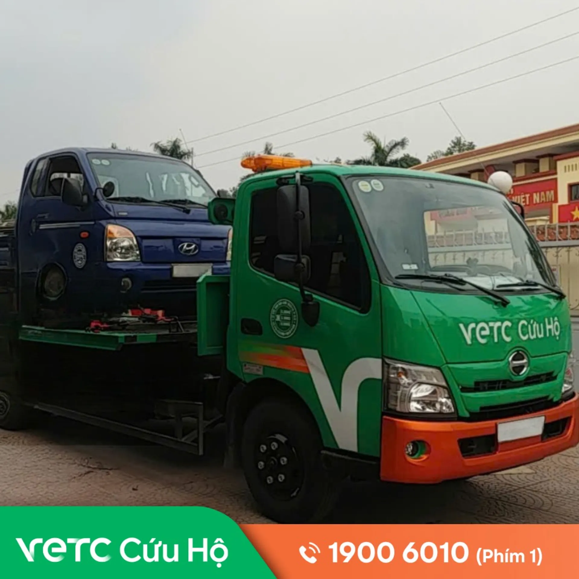Xe tải hỏng hệ thống hơi ngay chân cầu Cổ Chiên, nằm im một chỗ