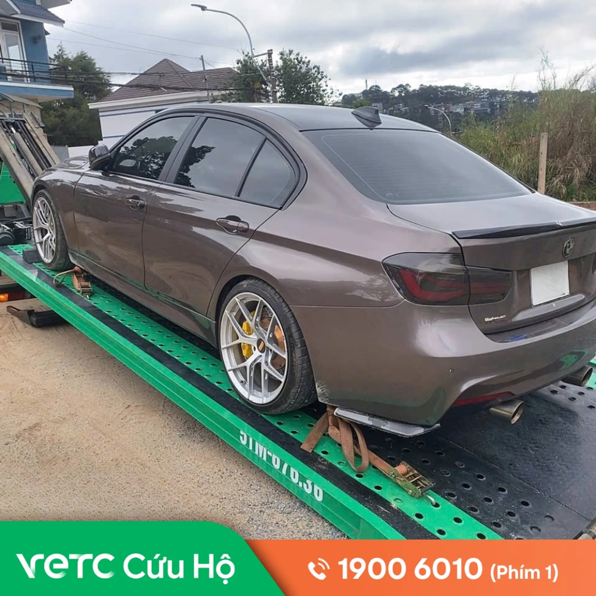 Xe gặp sự cố hệ thống hơi ngay dốc cầu Mỹ Thuận lúc đêm khuya, mình rất lo lắng vì sợ ảnh hưởng đến các xe khác đang lưu thông