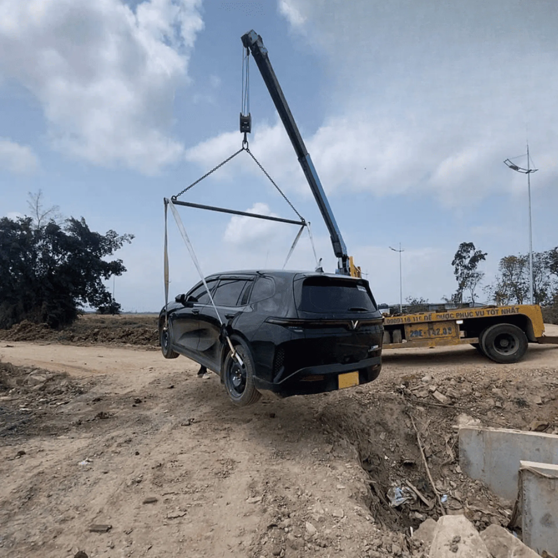 Xe tải của mình bị sập gầm gần khu công nghiệp