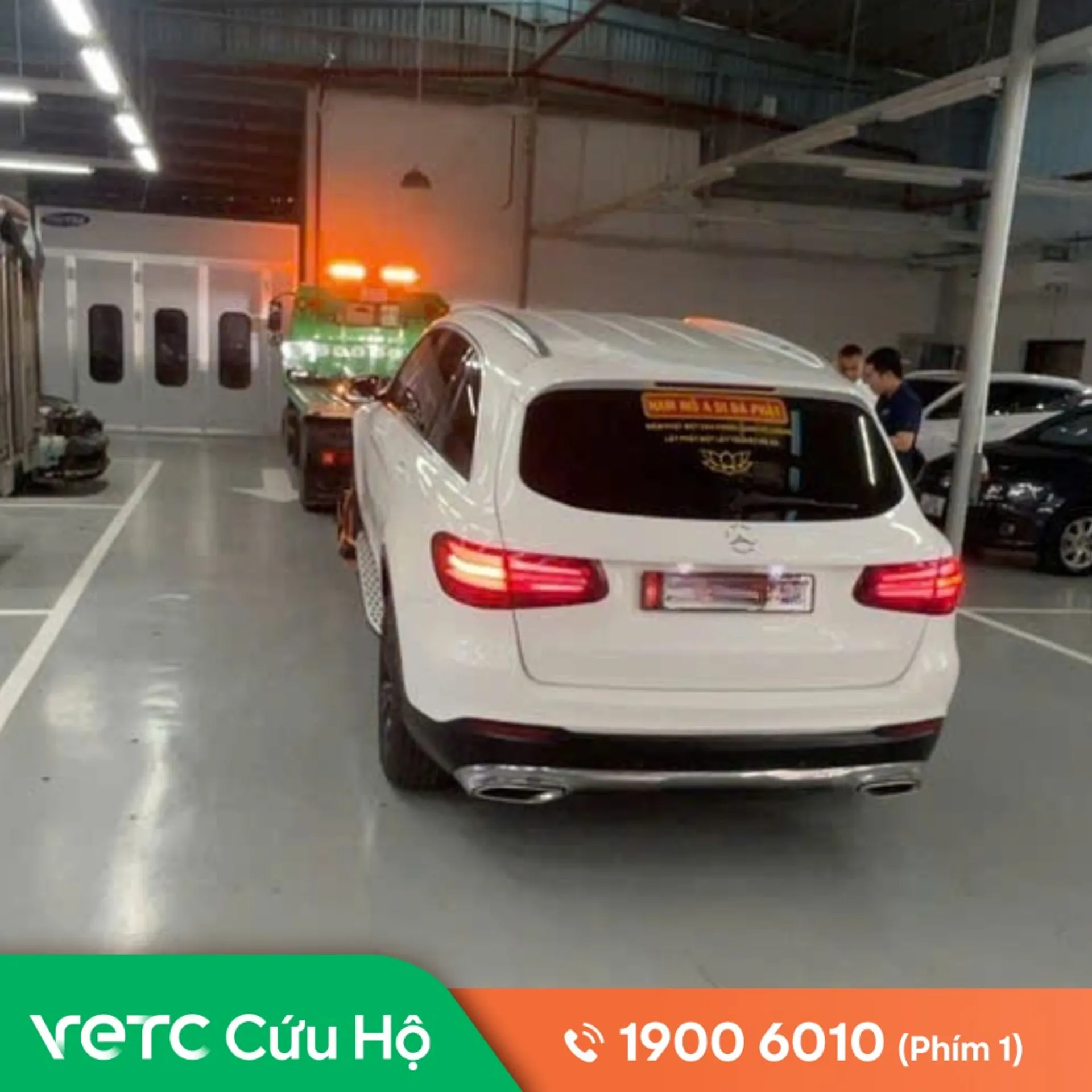 Sơ ý để quên chìa khóa trong xe rồi khóa cửa luôn ngay đoạn Trần Văn Thời