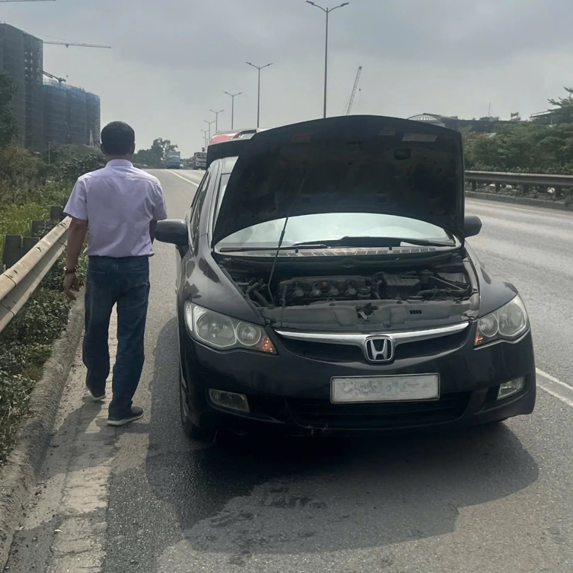 Xe tải 2,5 tấn của đơn vị chúng tôi bị rò rỉ nước làm mát và dừng đột ngột tại đoạn qua huyện Hữu Lũng