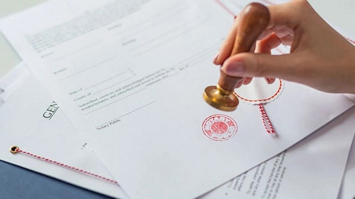 Ai phải trả phí công chứng mua bán xe ô tô?