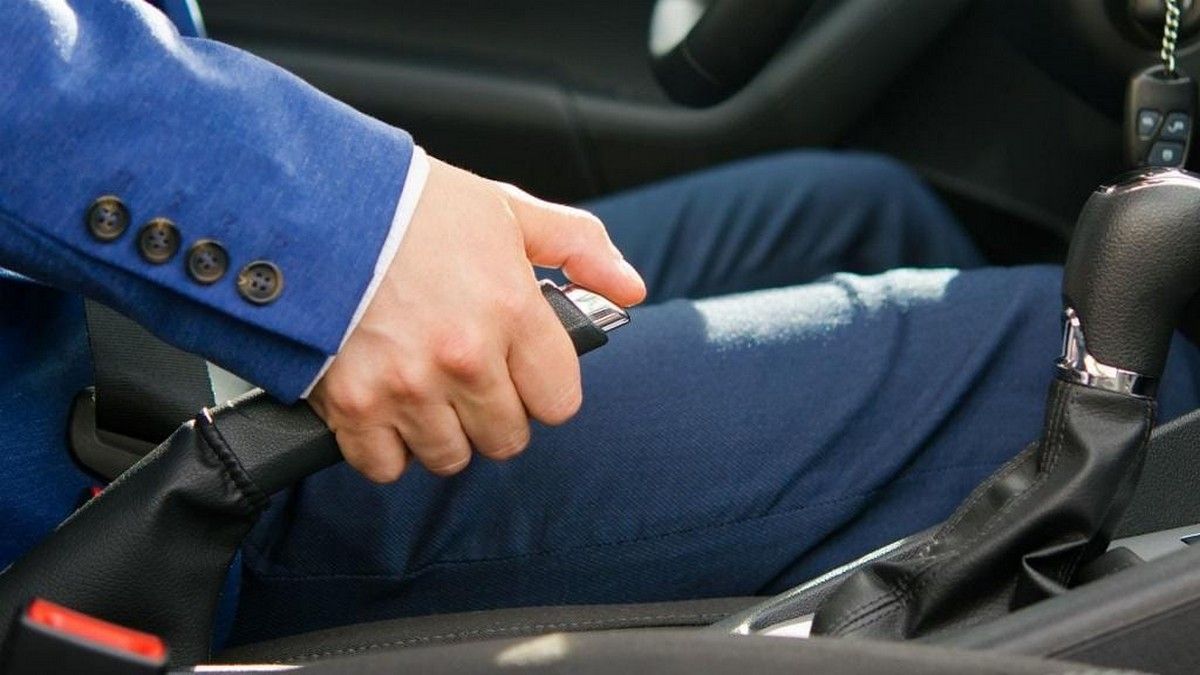 Auto Hold khác phanh tay điện tử EPB thế nào?