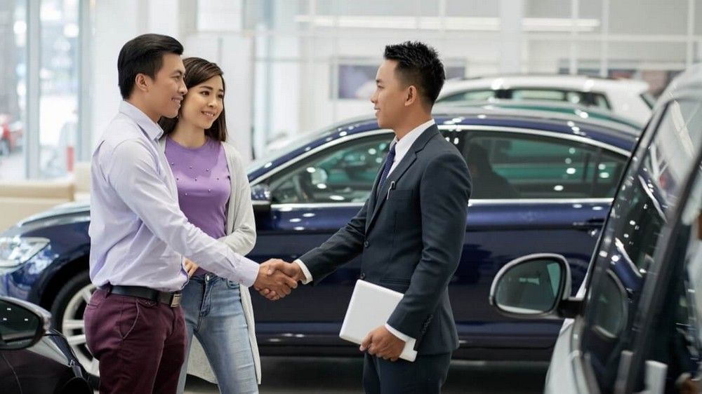Vì sao nhiều người nhầm việc bán xe chỉ cần người đứng tên ký?