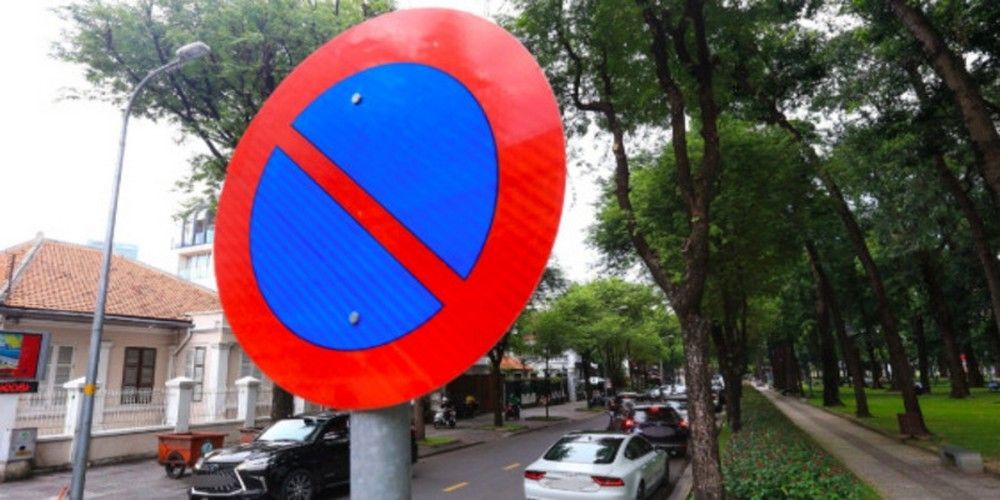 Biển cấm dừng đỗ: Ý nghĩa, phạm vi hiệu lực và mức phạt mới nhất