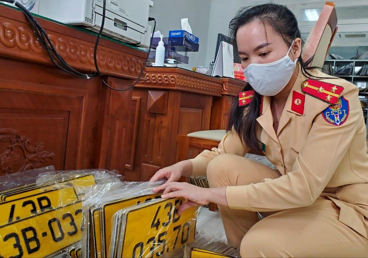 Biển số ô tô bị cong có nên nắn lại không?
