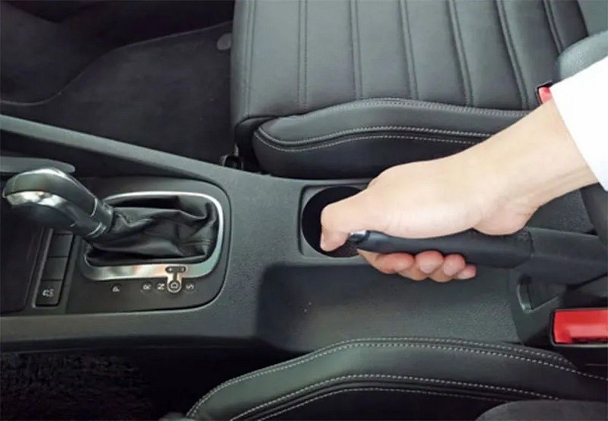Cách đề pa lên dốc không bị chết máy bằng phanh tay