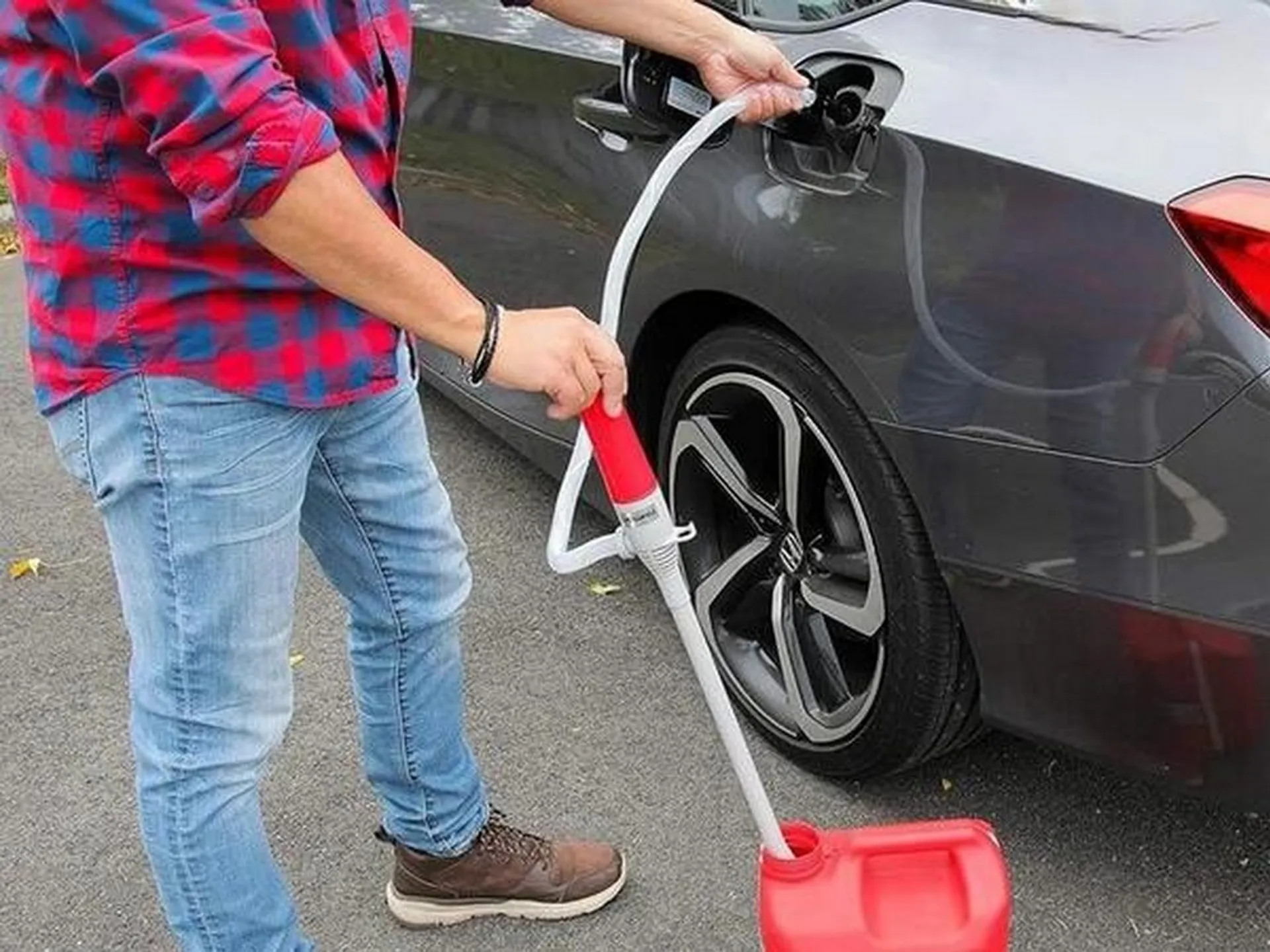 Cách hút xăng ô tô an toàn, tránh cháy nổ khi xử lý