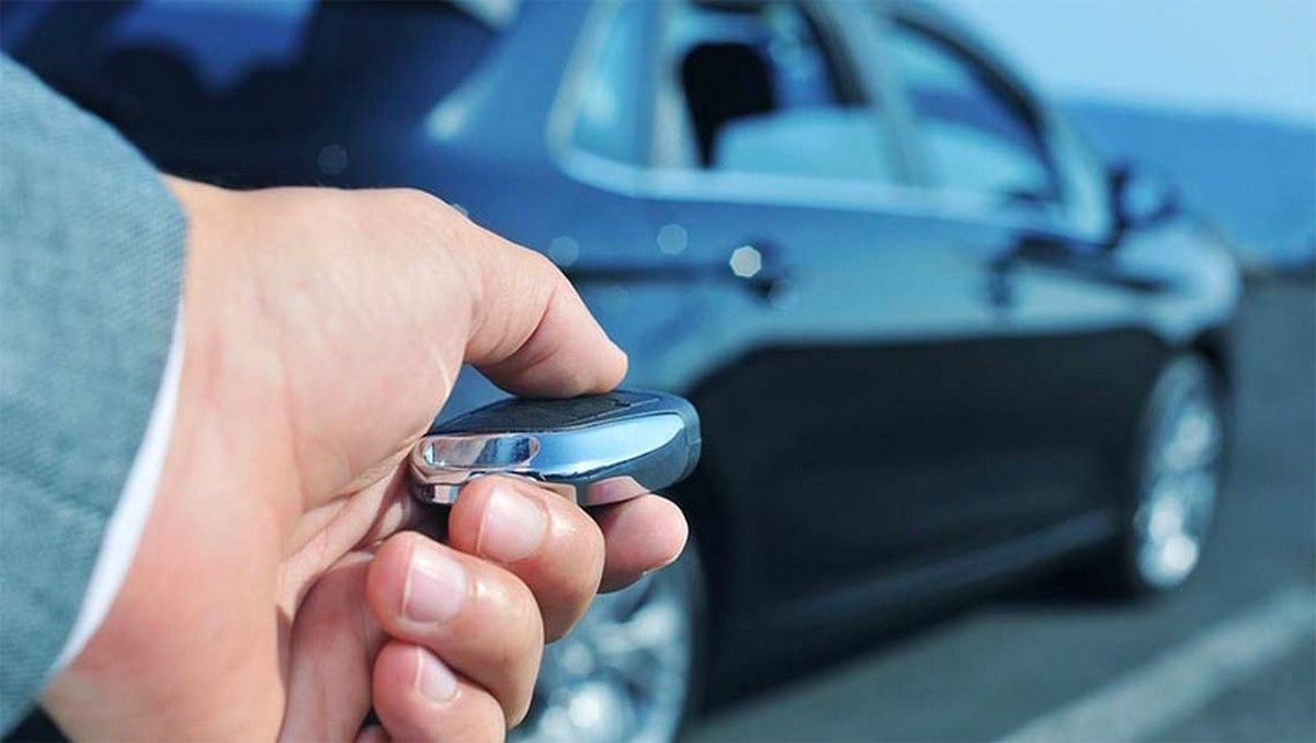 Cách mở cửa khi chìa khóa ô tô hết pin