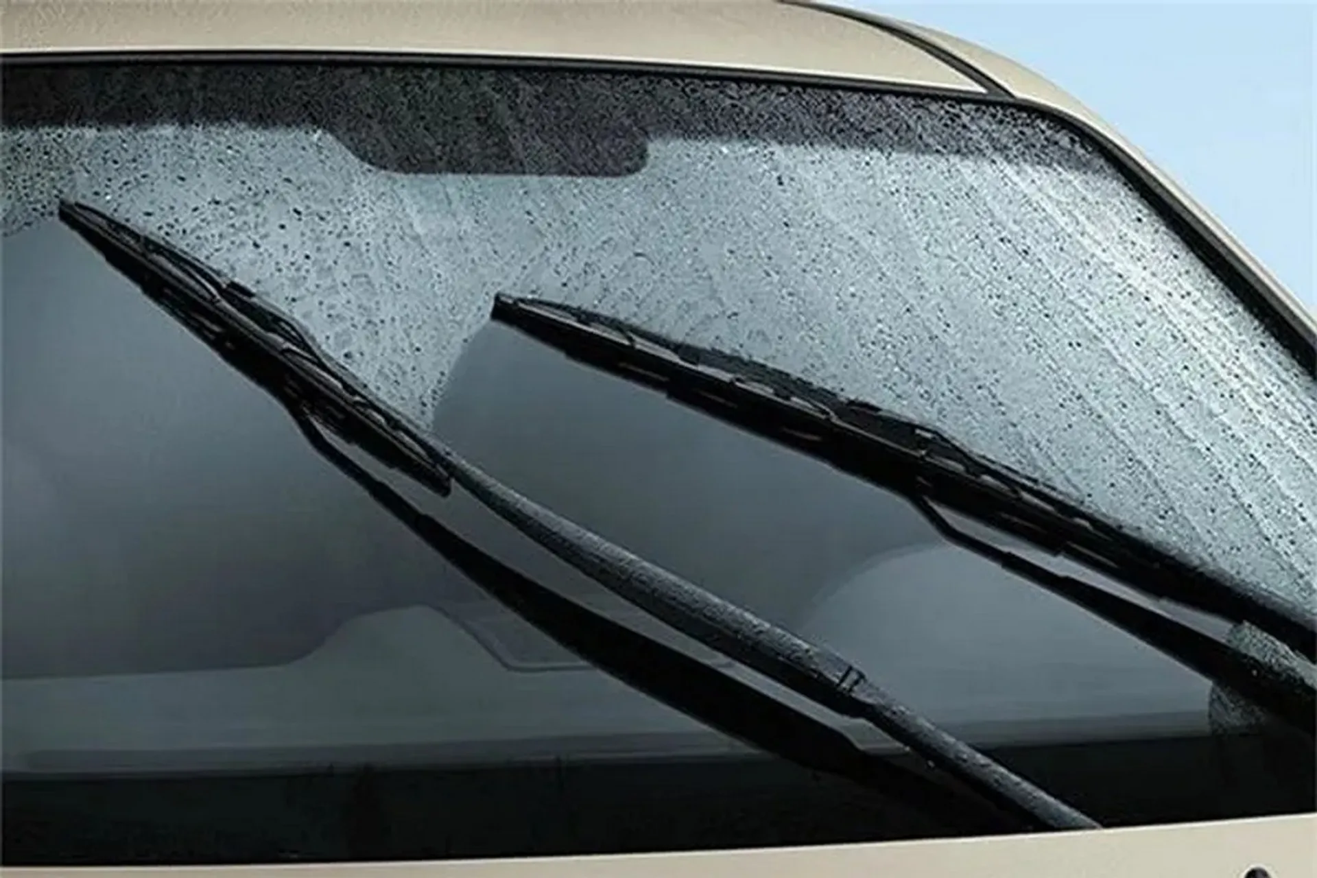 Cách phun nước rửa kính xe ô tô đúng cách, dễ thực hiện