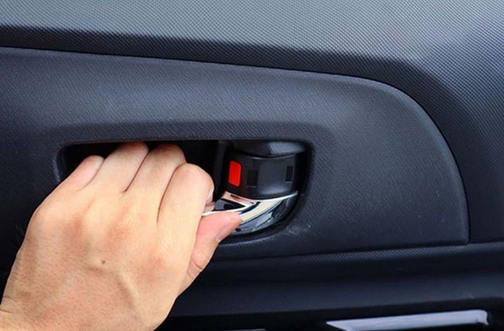 Cách xử lý khi cửa ô tô không mở được từ bên trong