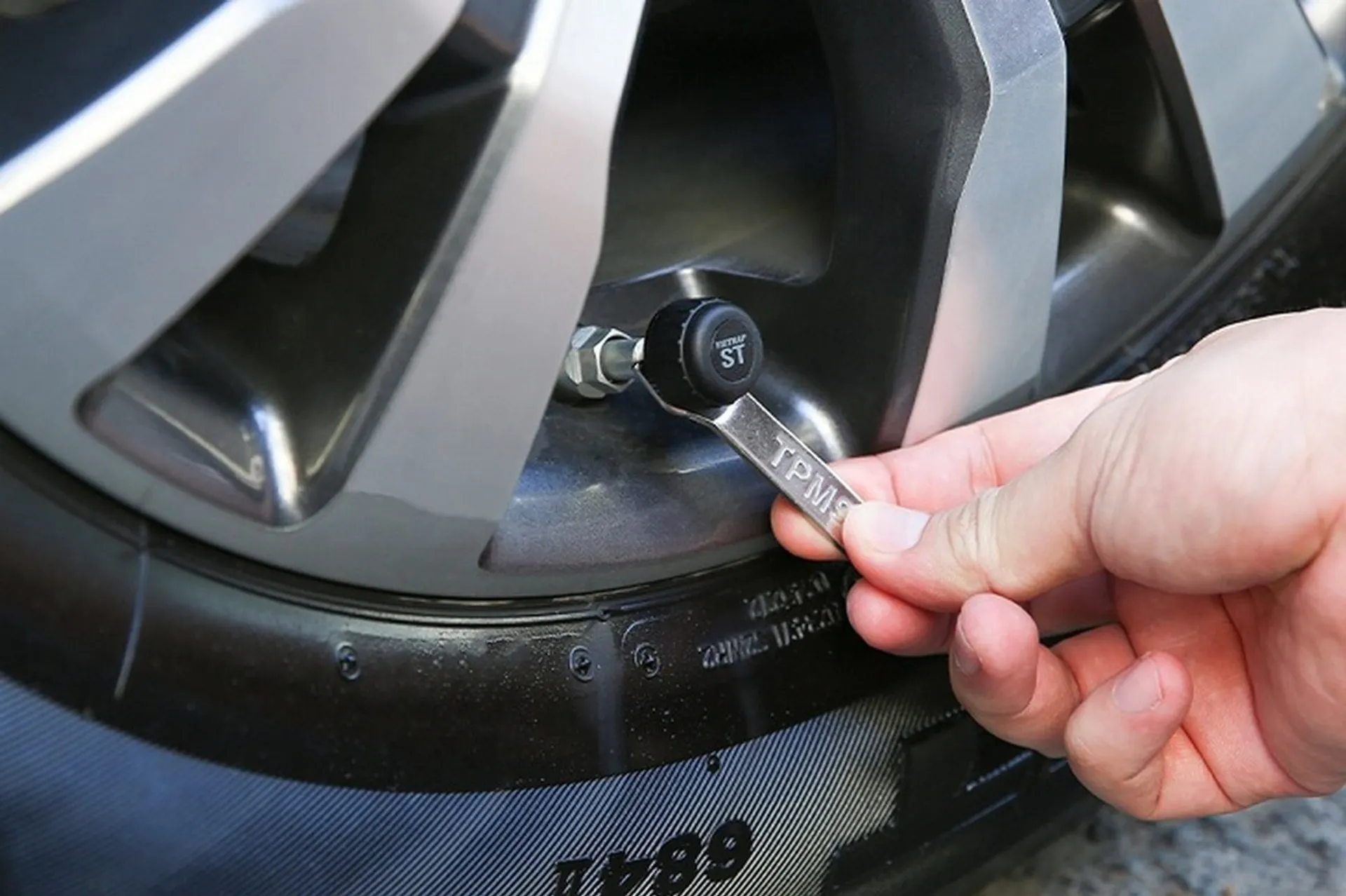 Cảm biến áp suất lốp là gì? Nên chọn cảm biến áp suất lốp van trong TPMS hay van ngoài?