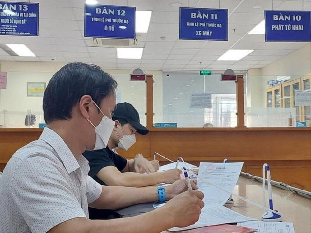 Cha mẹ tặng xe cho con có phải đóng thuế không