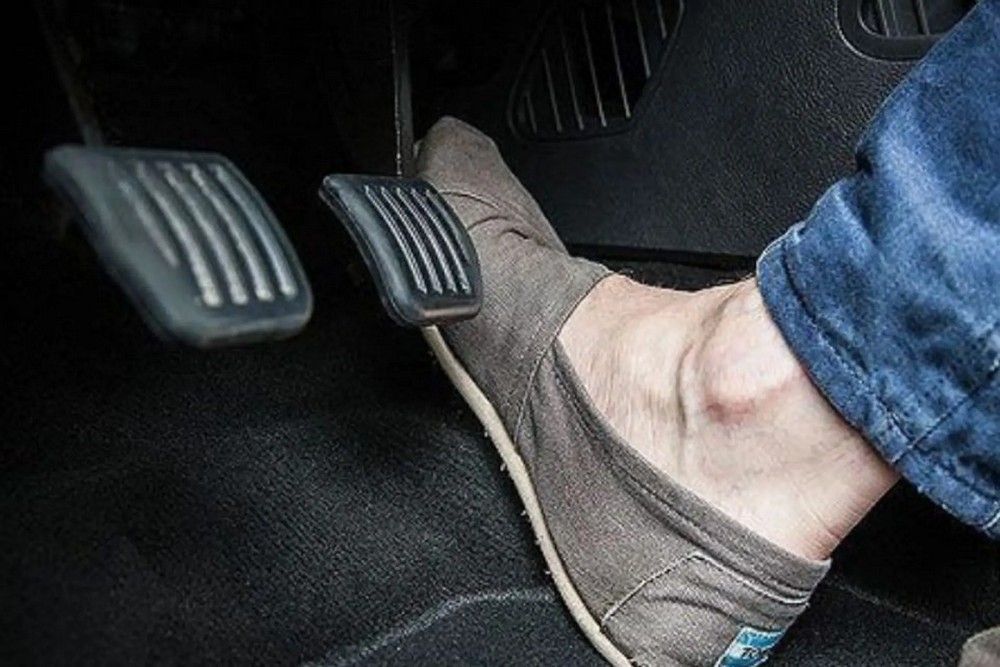 Chân phanh chân ga ô tô: Vị trí, cách dùng và lỗi cần tránh