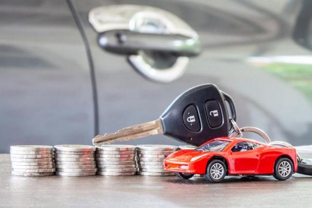 Cho tặng xe ô tô có mất thuế không? Cha mẹ, vợ chồng sang tên cần biết