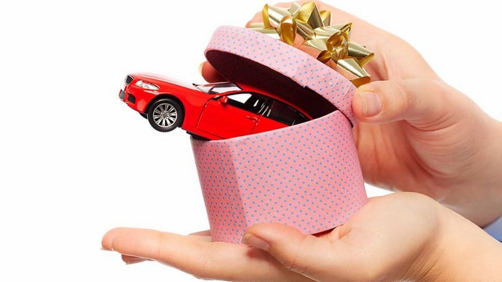 Cho tặng xe ô tô có phải đóng thuế không nếu không sang tên?