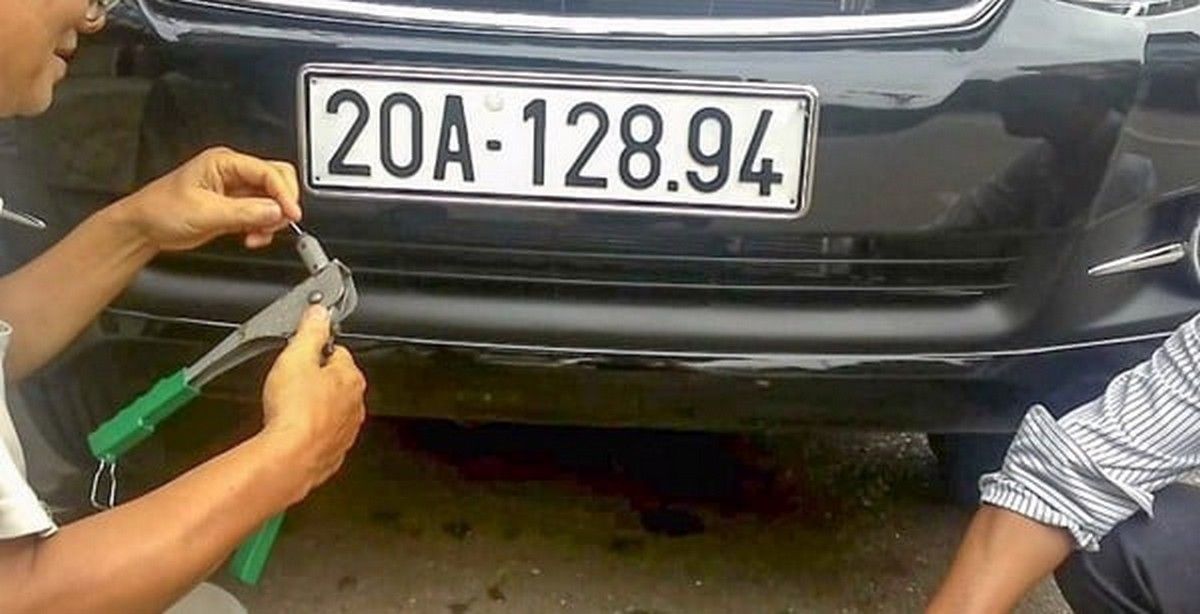 Có được khoan biển số ô tô để bắt vít không?