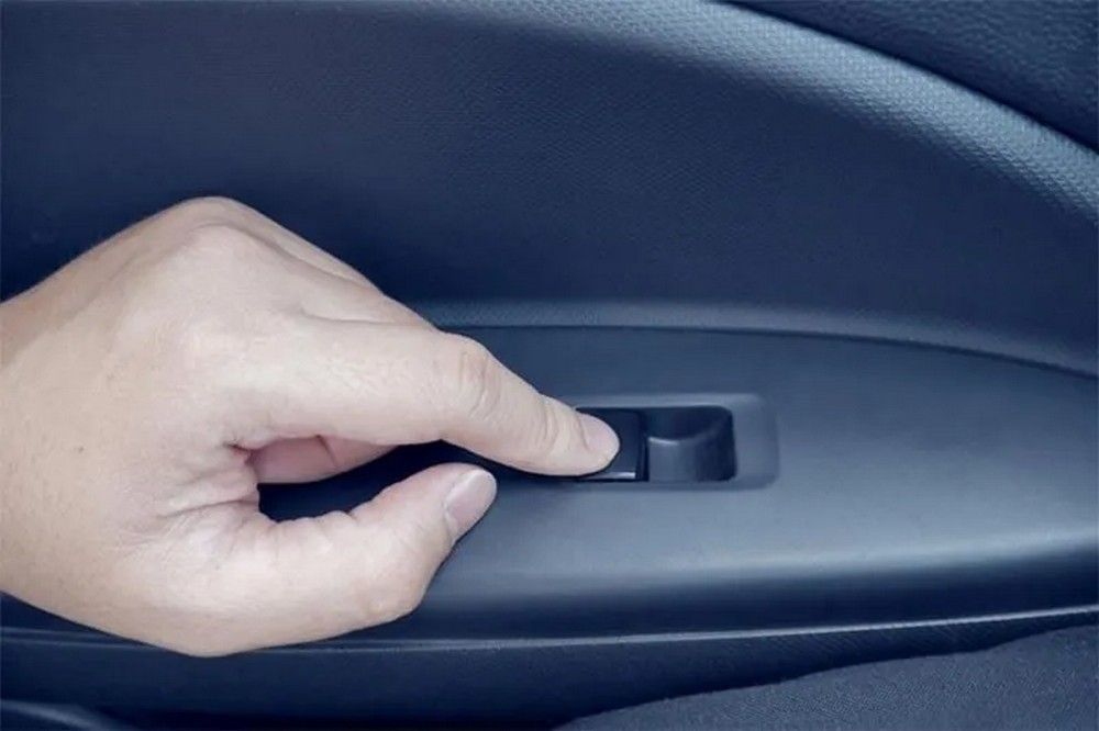 Nguyên nhân cửa xe ô tô không mở được từ bên trong