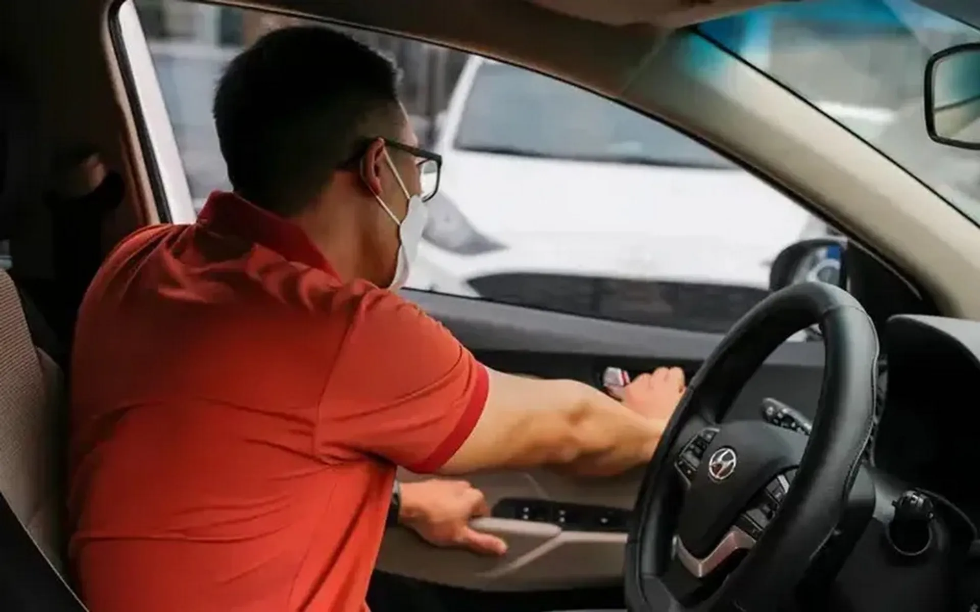 Cửa ô tô không mở được từ bên trong: Cách xử lý