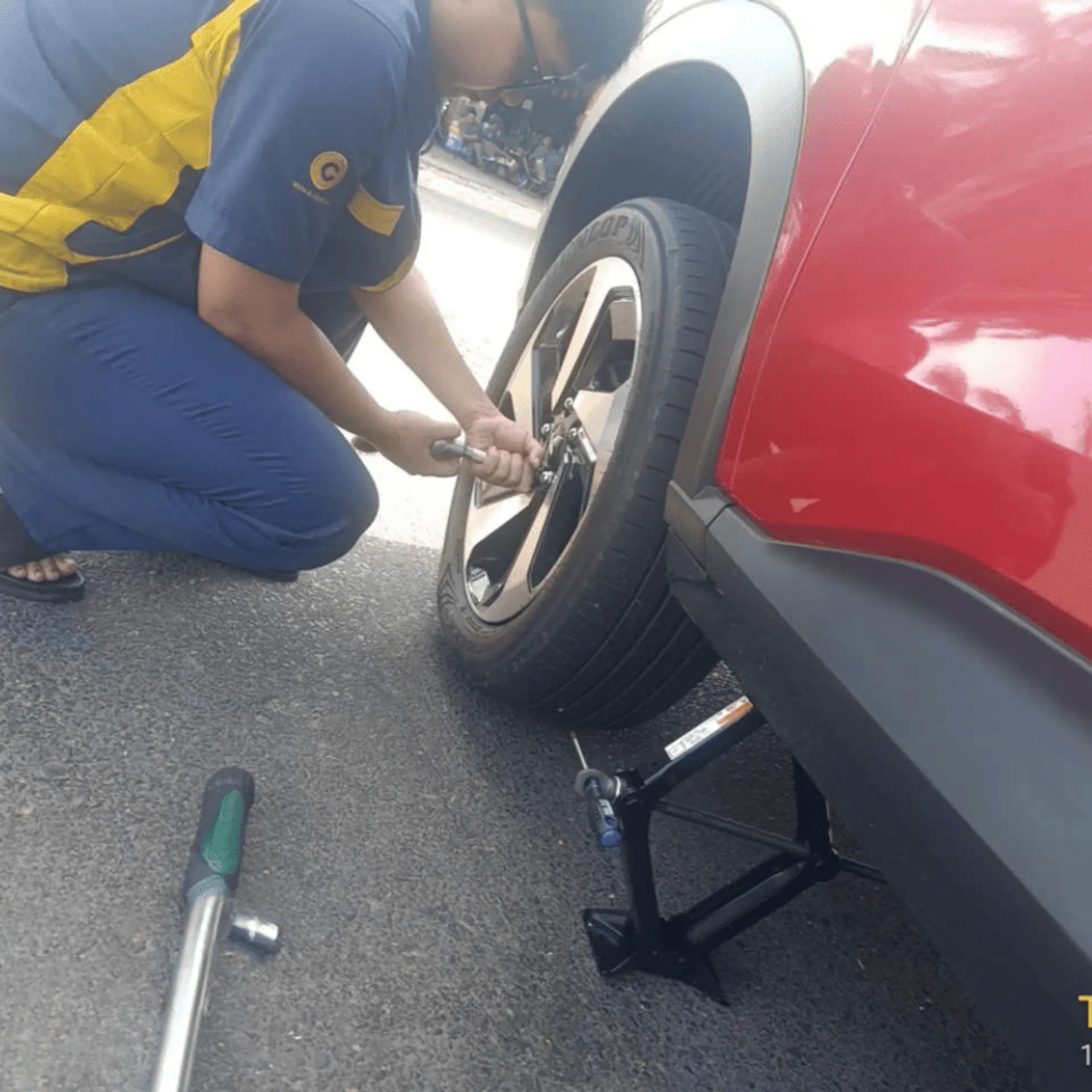 Xe con của mình bị nổ lốp trên cao tốc Phan Thiết – Dầu Giây