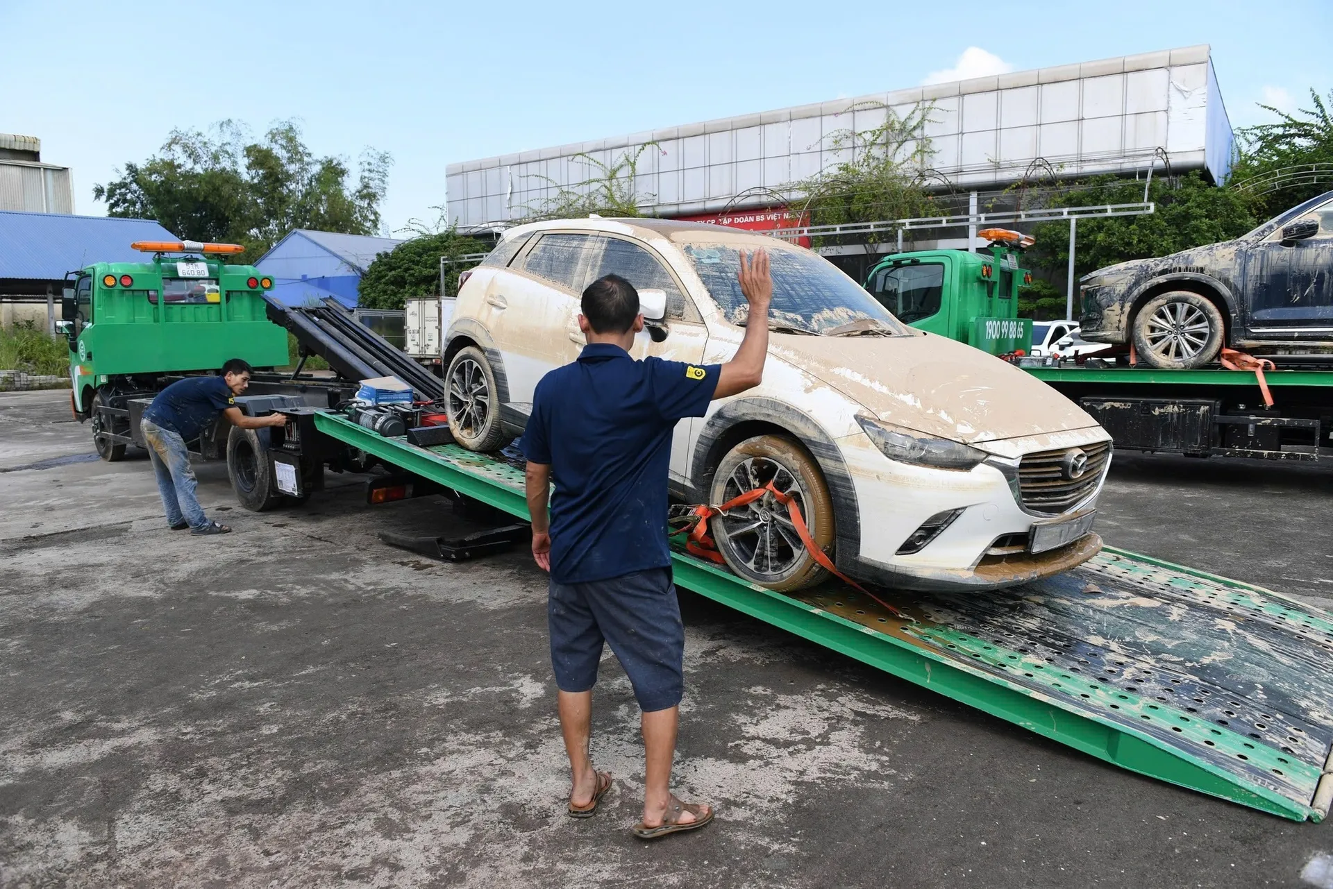 Xe tải sụt hố bùn đất rãnh ruộng ruộng