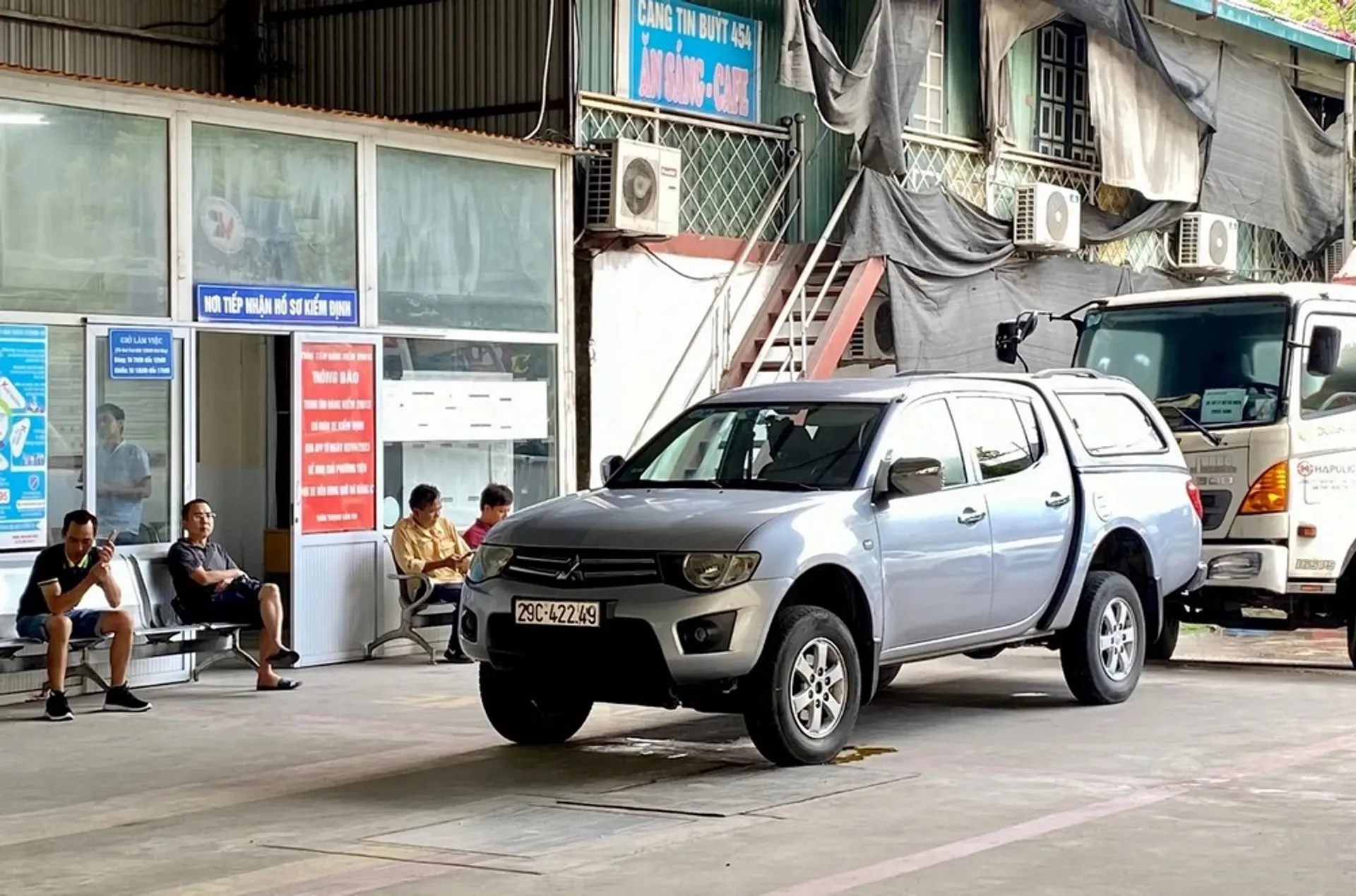 Phí đường bộ xe 5 chỗ: Mức đóng 1 năm bao nhiêu tiền?