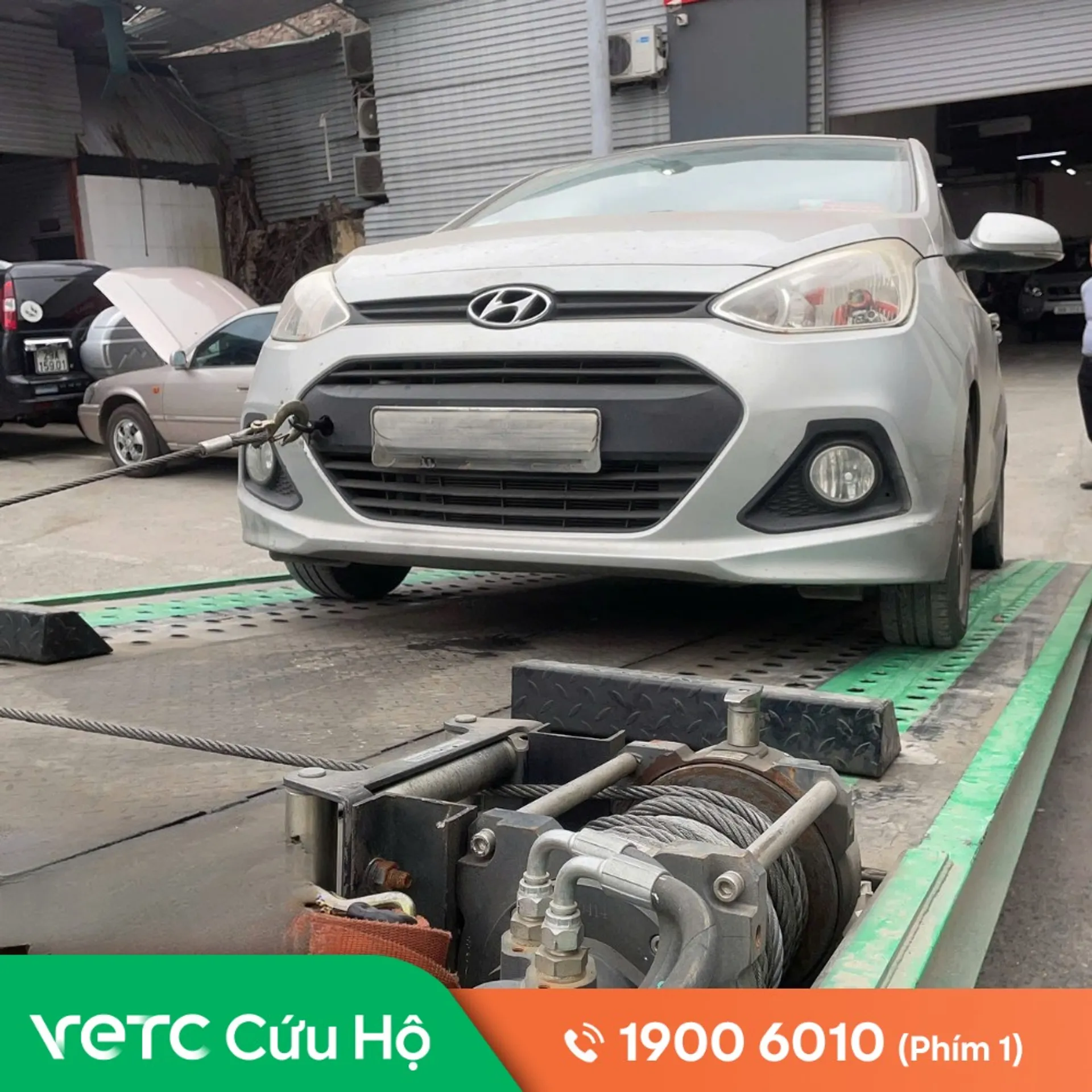 Đang chạy 110 km/h thì xe giật mạnh, kiểm tra thì lốp trước bên phải bể hoàn toàn