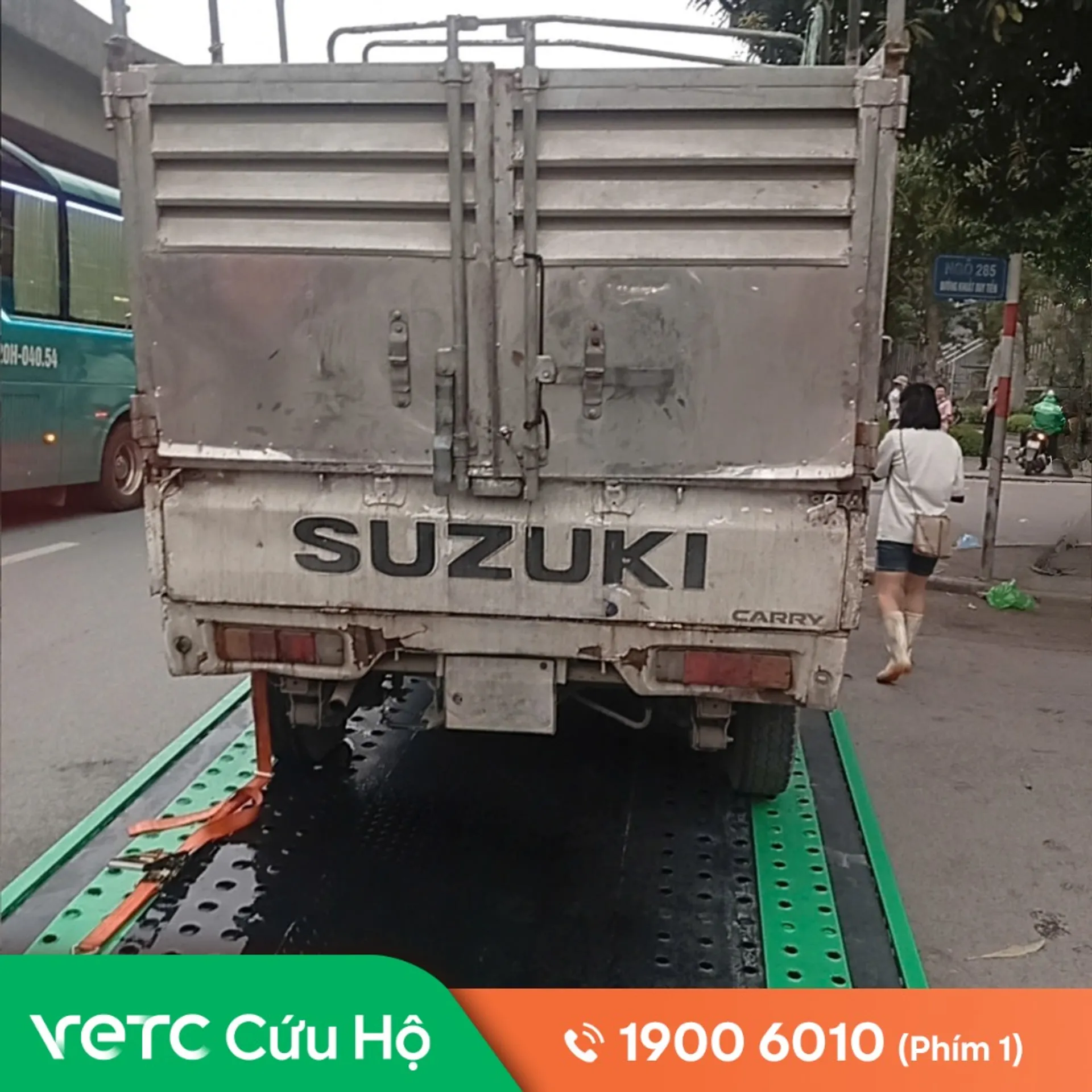 Xe tôi bị gãy nhíp sau nên không chạy tiếp được. Lúc đó tôi lo nhất là hàng hóa trong xe bị ảnh hưởng