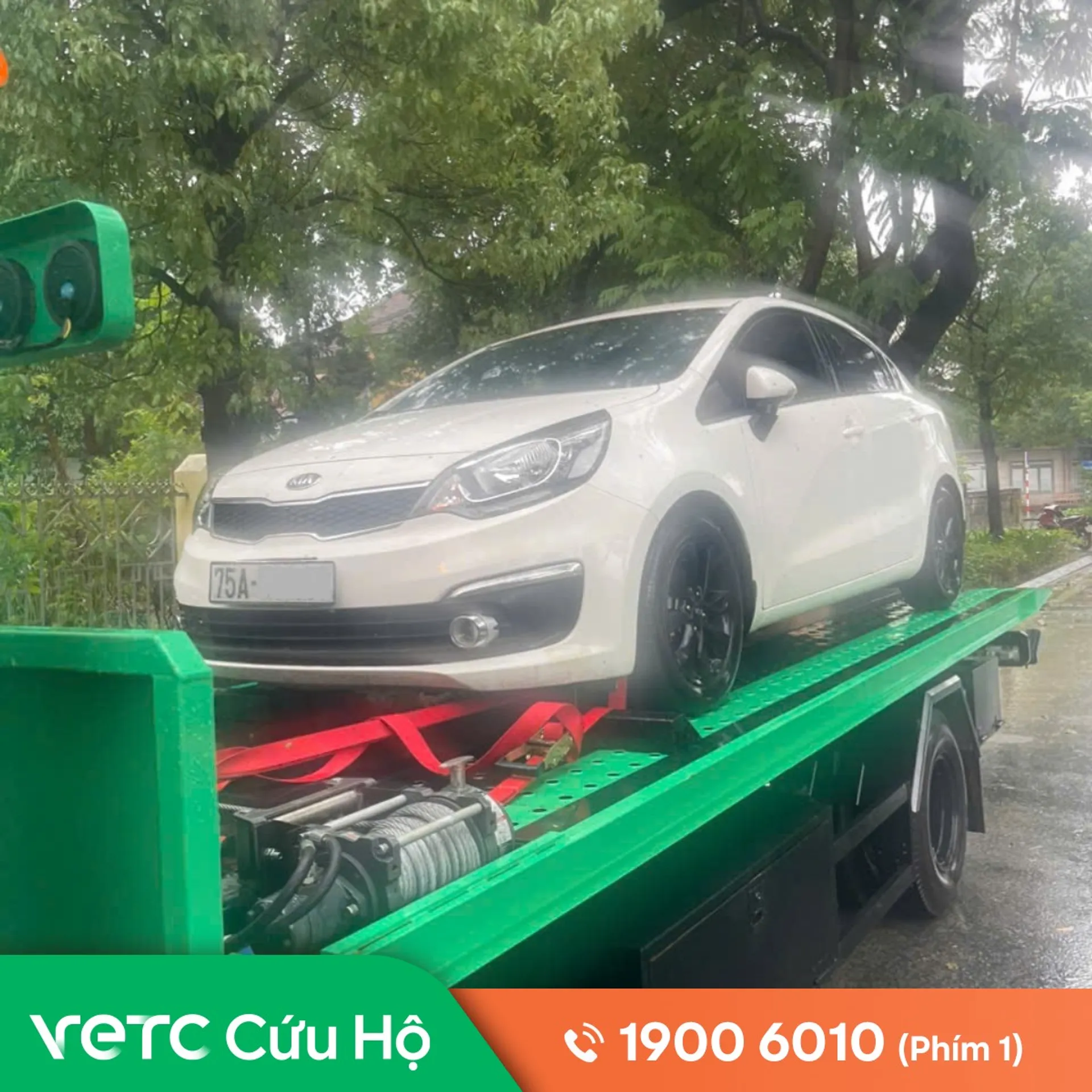 Xe của tôi bị thủng lốp vào chập tối, đúng đoạn đường không có đèn và không có làn dừng khẩn cấp liên tục