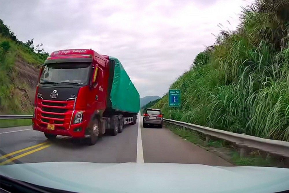 Khi nào lấn làn ô tô bị phạt nặng hơn?