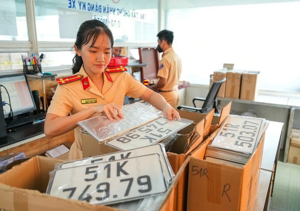 Làm thủ tục đăng ký xe gắn biển số trúng đấu giá